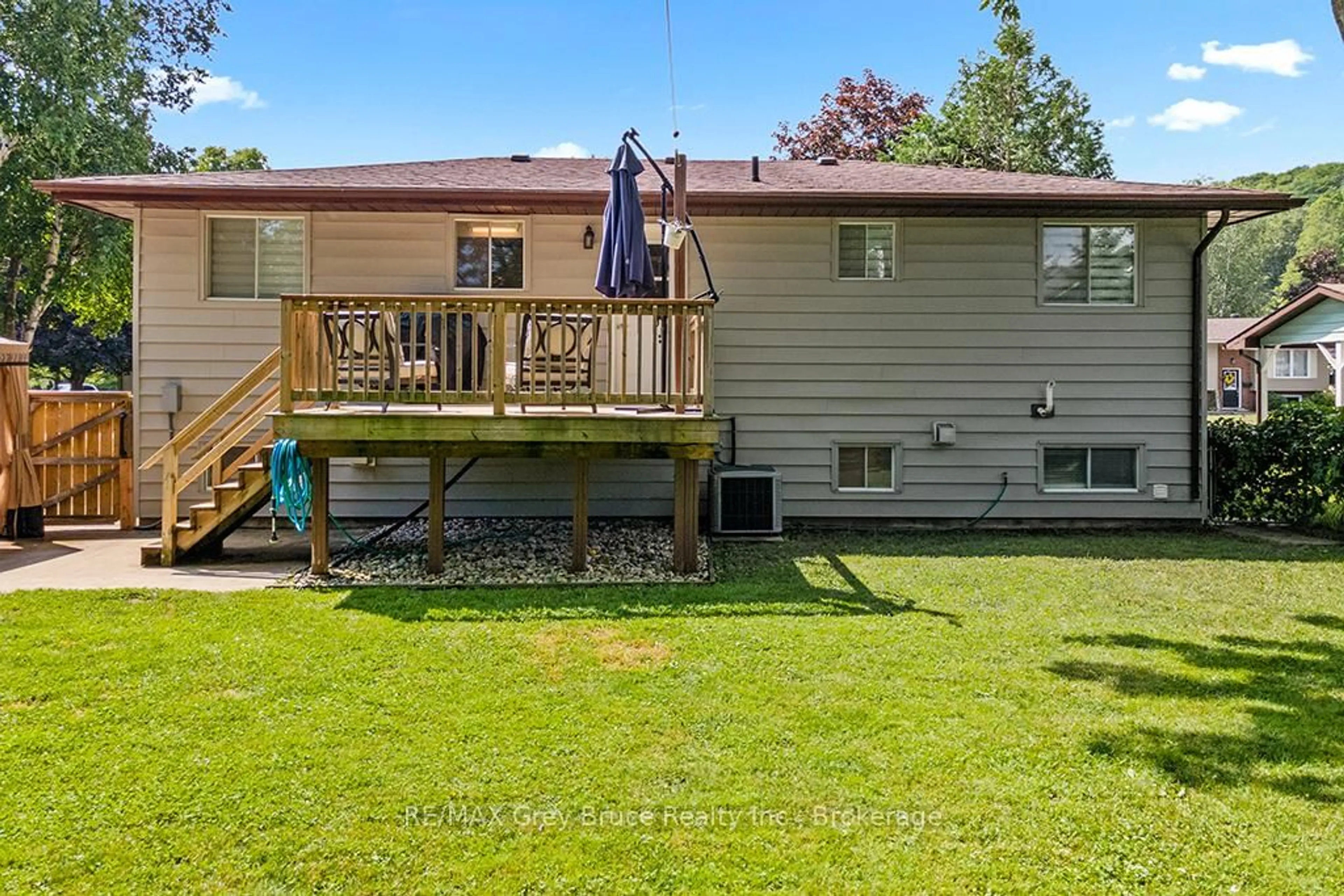 A pic from outside/outdoor area/front of a property/back of a property/a pic from drone, unknown for 580 2nd  A St, Owen Sound Ontario N4K 6H4