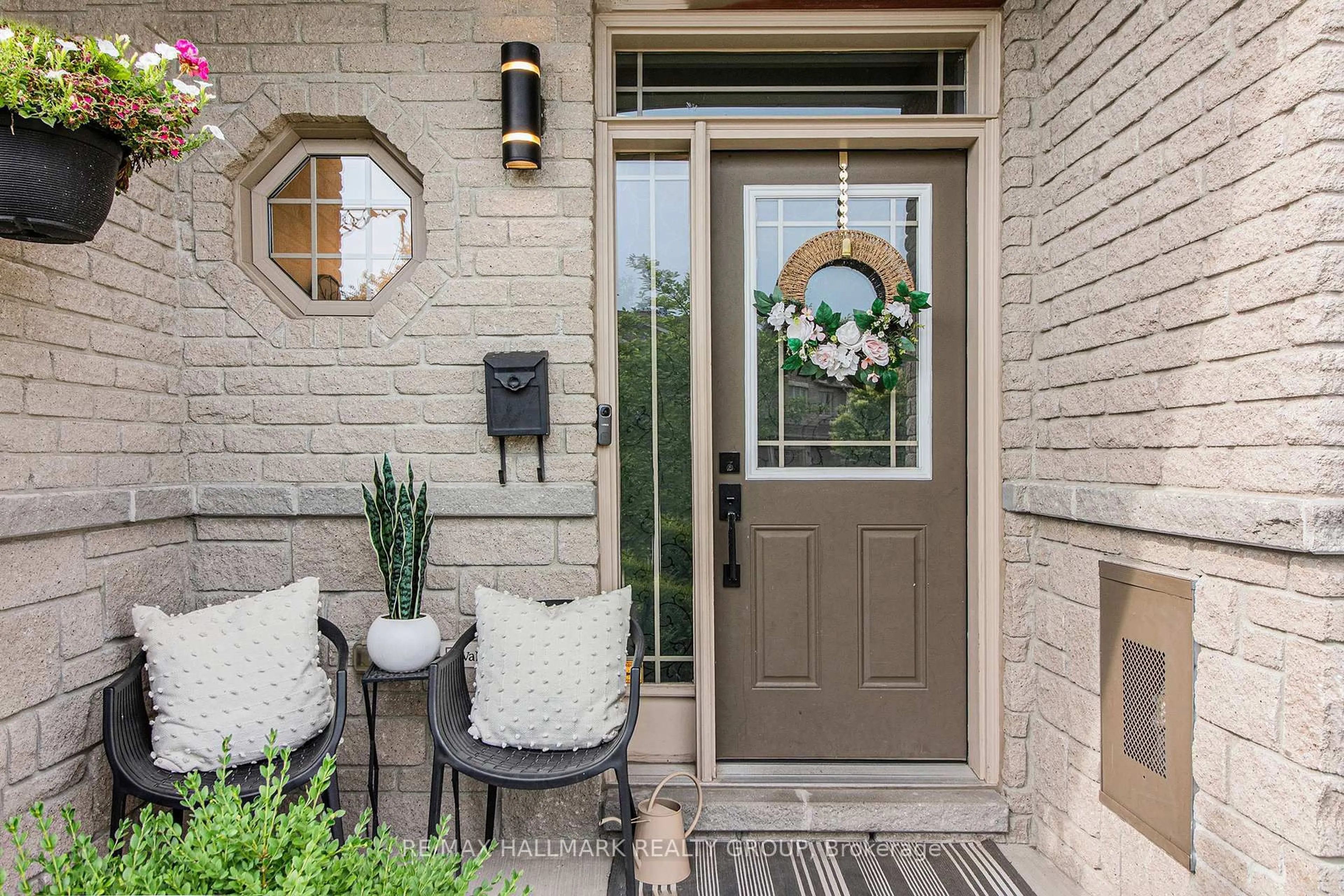 Indoor entryway for 716 Percifor Way, Ottawa Ontario K1W 0E4