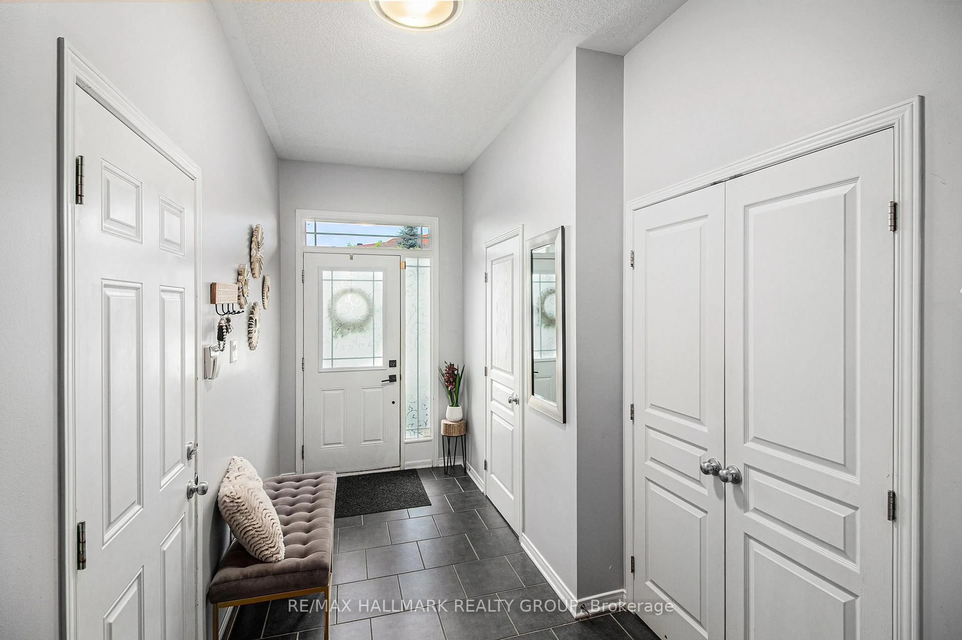 Indoor entryway for 716 Percifor Way, Ottawa Ontario K1W 0E4