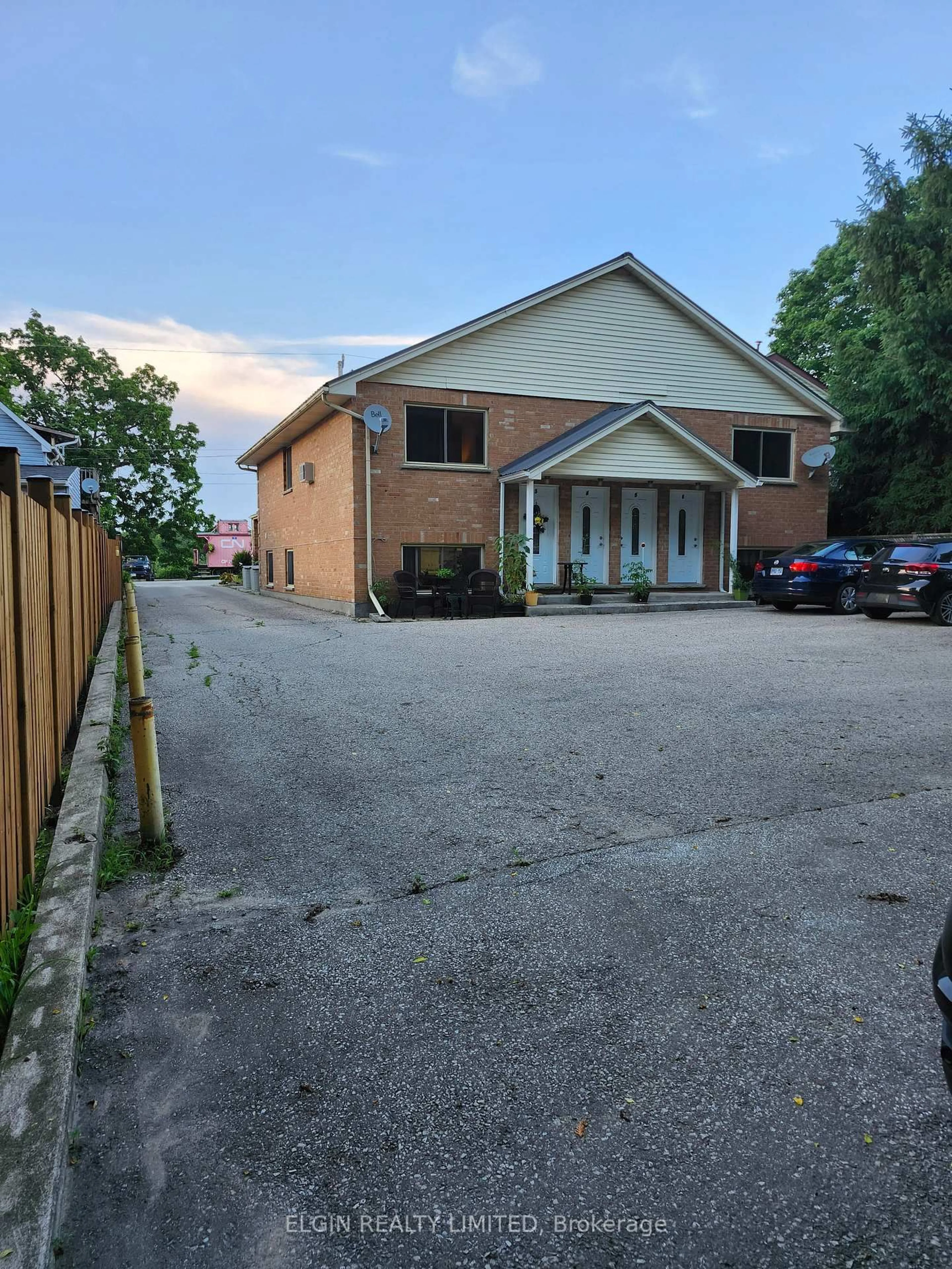 A pic from outside/outdoor area/front of a property/back of a property/a pic from drone, unknown for 62 Talbot St, St. Thomas Ontario N5P 1A4