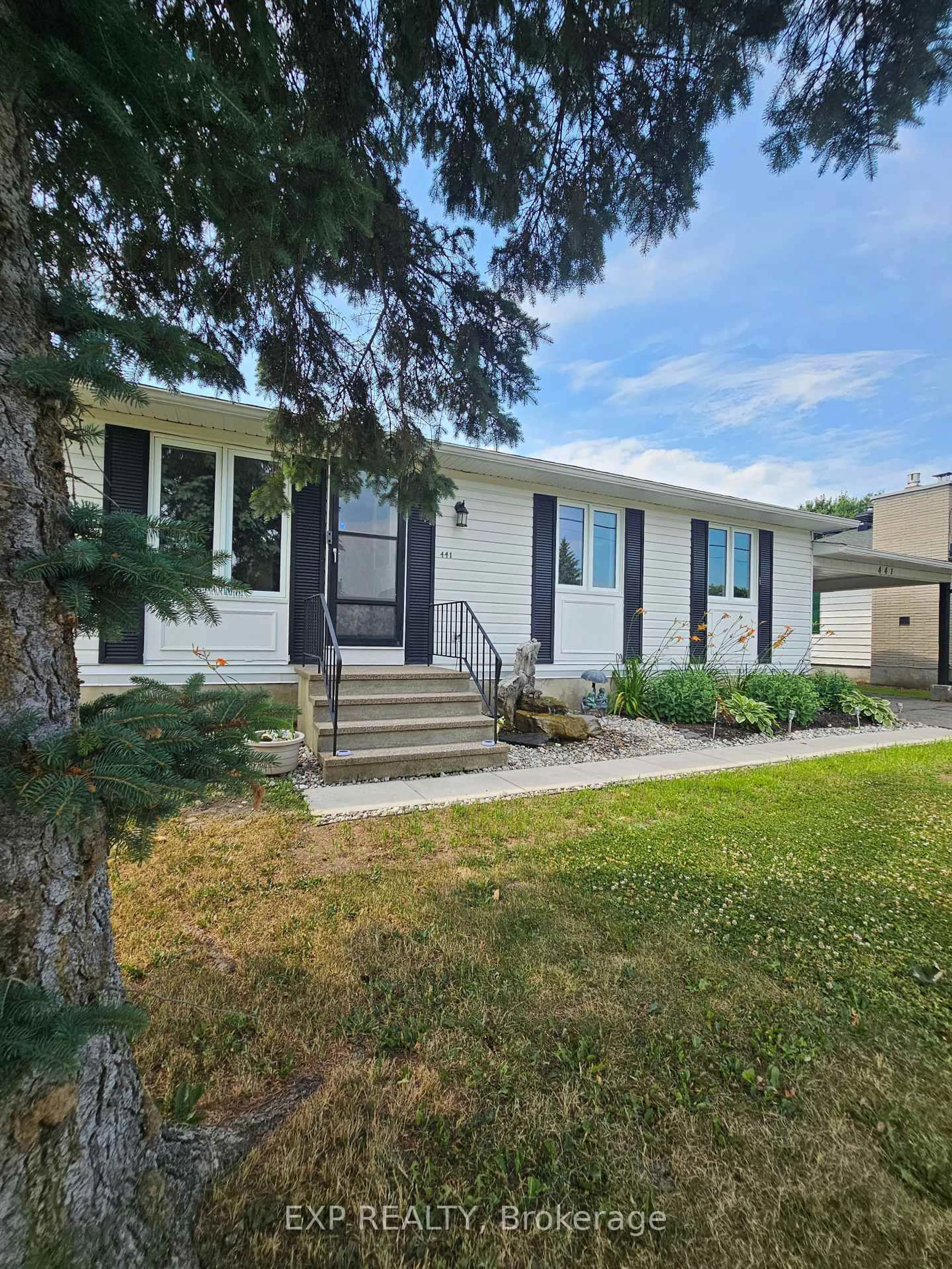 Home with vinyl exterior material, street for 441 Queen St, North Dundas Ontario K0C 2K0