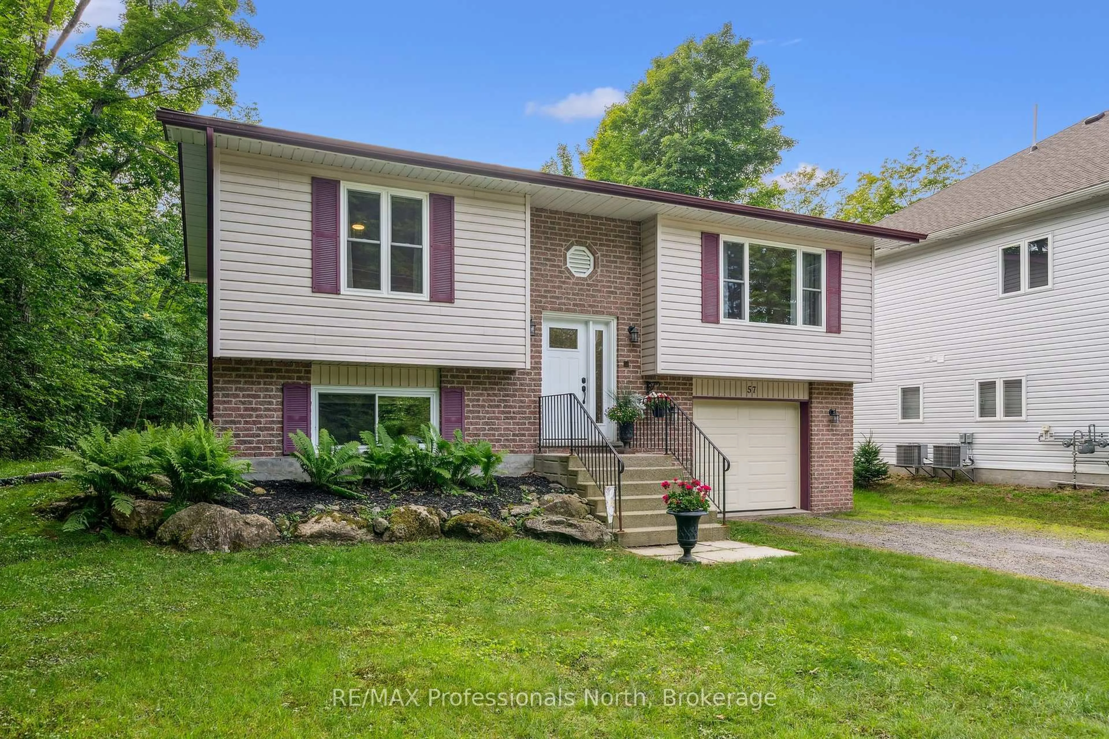 Home with vinyl exterior material, street for 57 Yonge St, Huntsville Ontario P1H 1T8