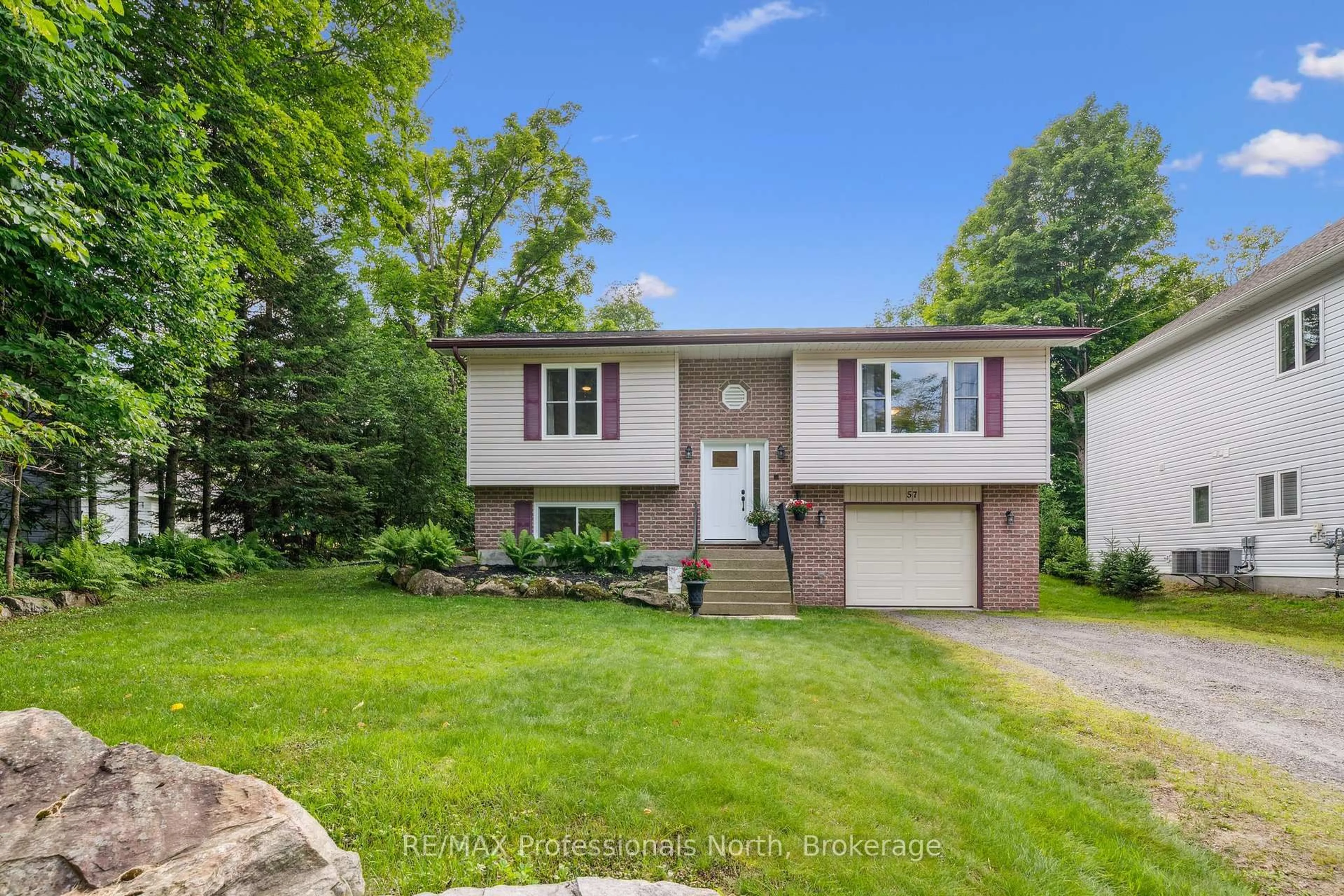 Home with vinyl exterior material, street for 57 Yonge St, Huntsville Ontario P1H 1T8