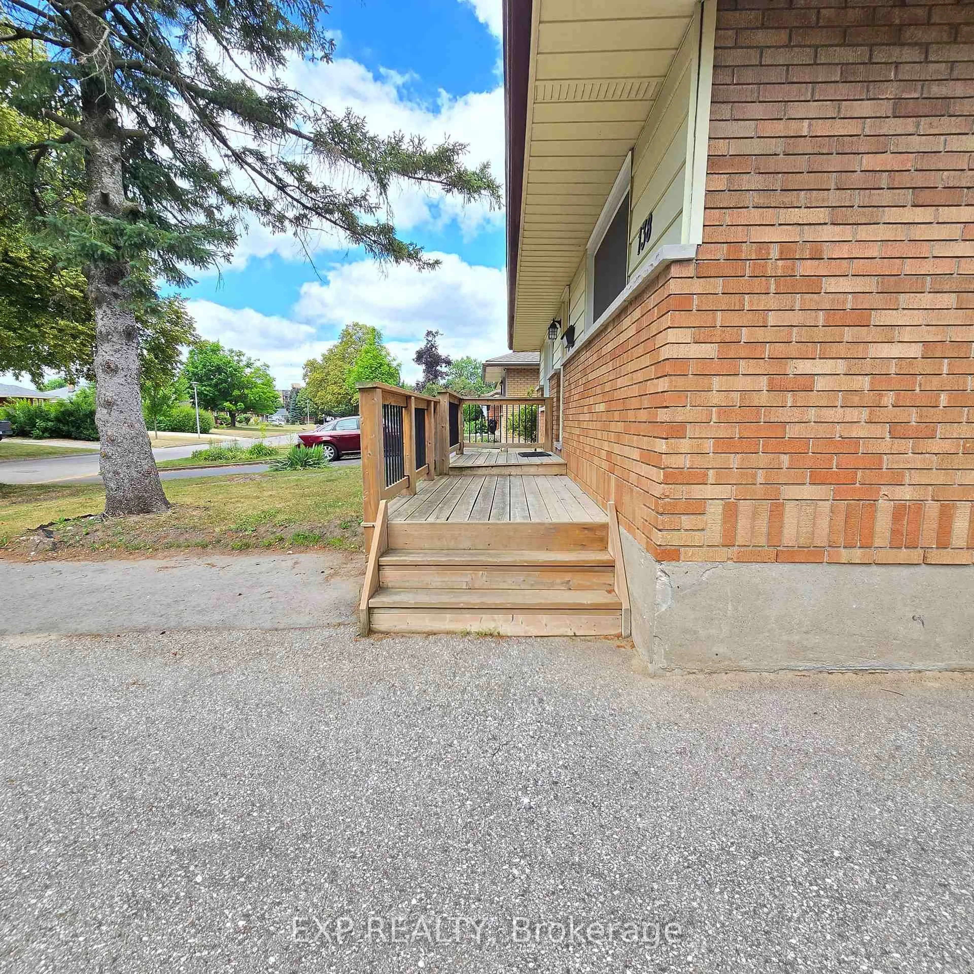 A pic from outside/outdoor area/front of a property/back of a property/a pic from drone, street for 138 MARK St, London East Ontario N5V 2G9