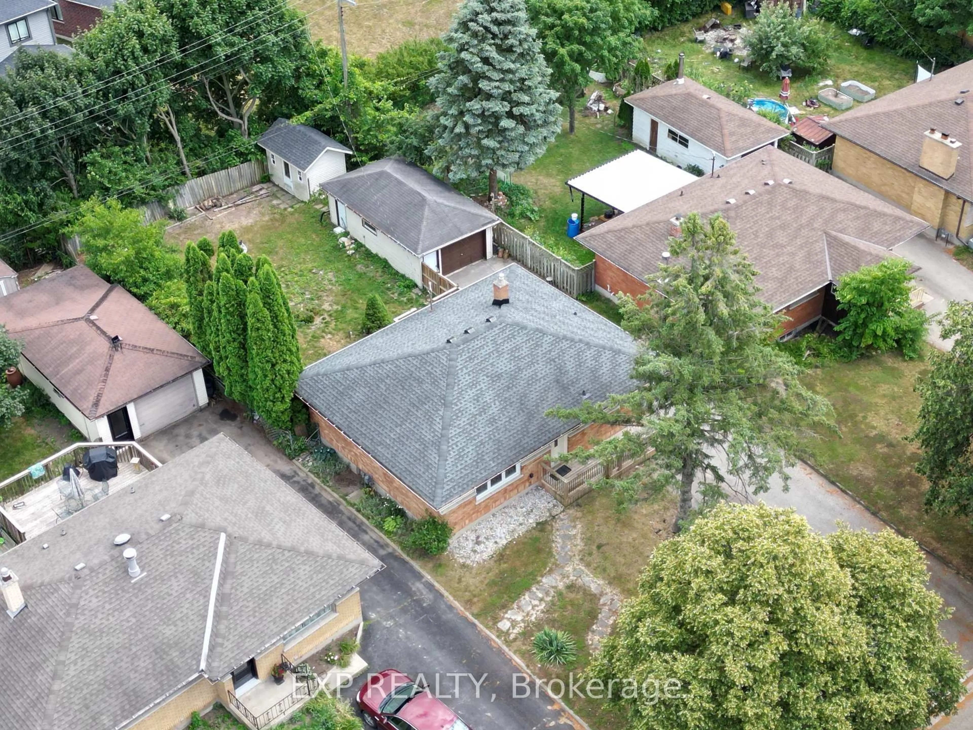 A pic from outside/outdoor area/front of a property/back of a property/a pic from drone, street for 138 MARK St, London East Ontario N5V 2G9