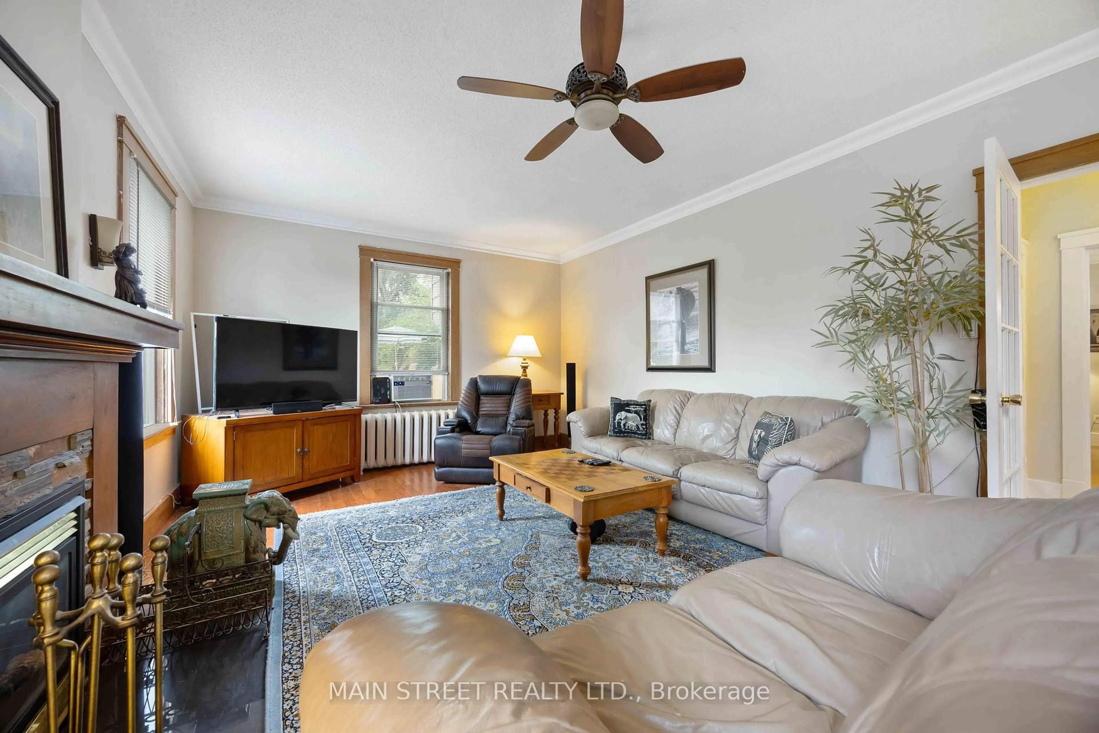 Living room with furniture, unknown for 194 London Rd, Sarnia Ontario N7T 4V5