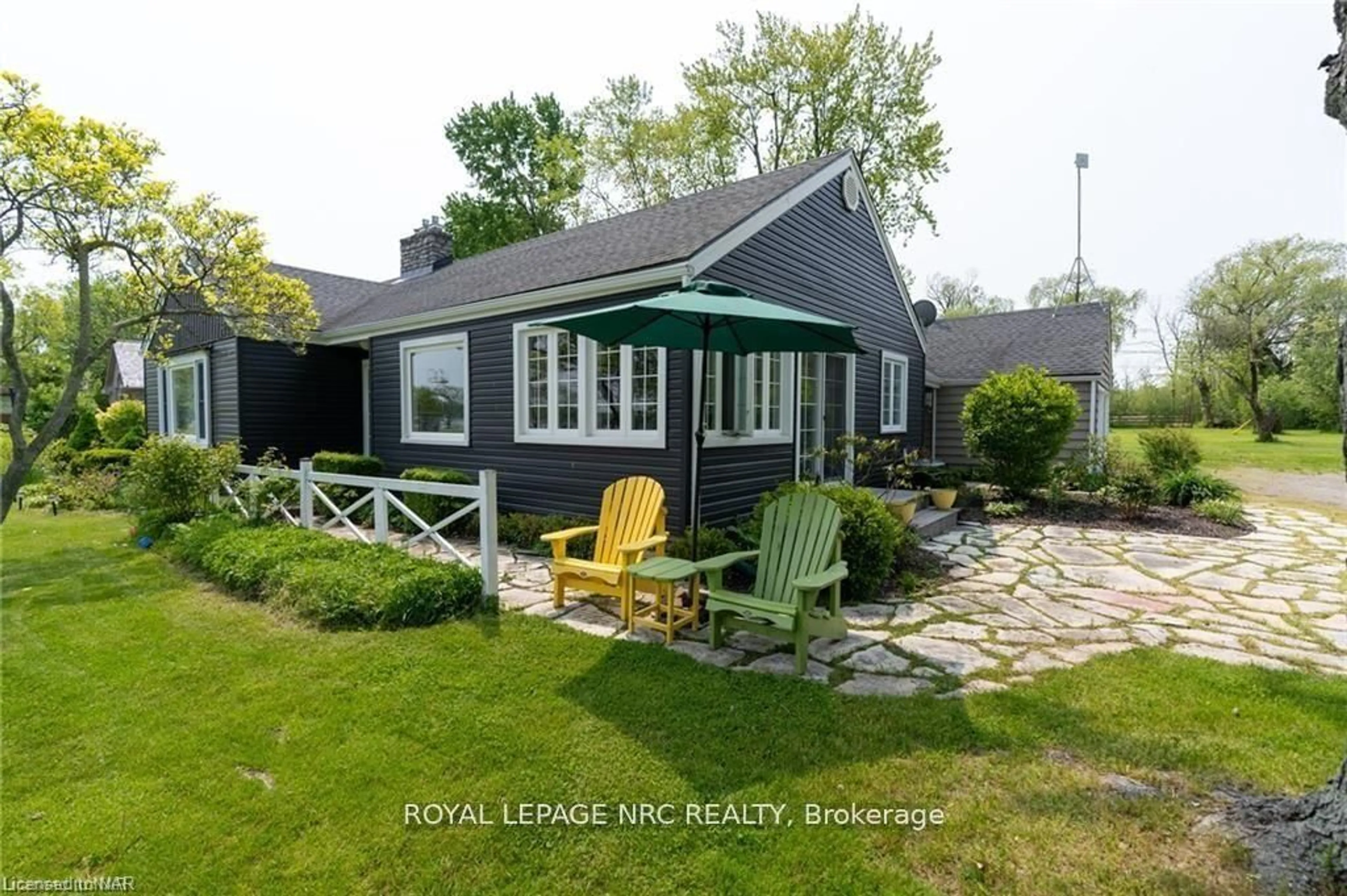 Patio, street for 3281 Niagara Pkwy, Fort Erie Ontario L2A 5M4