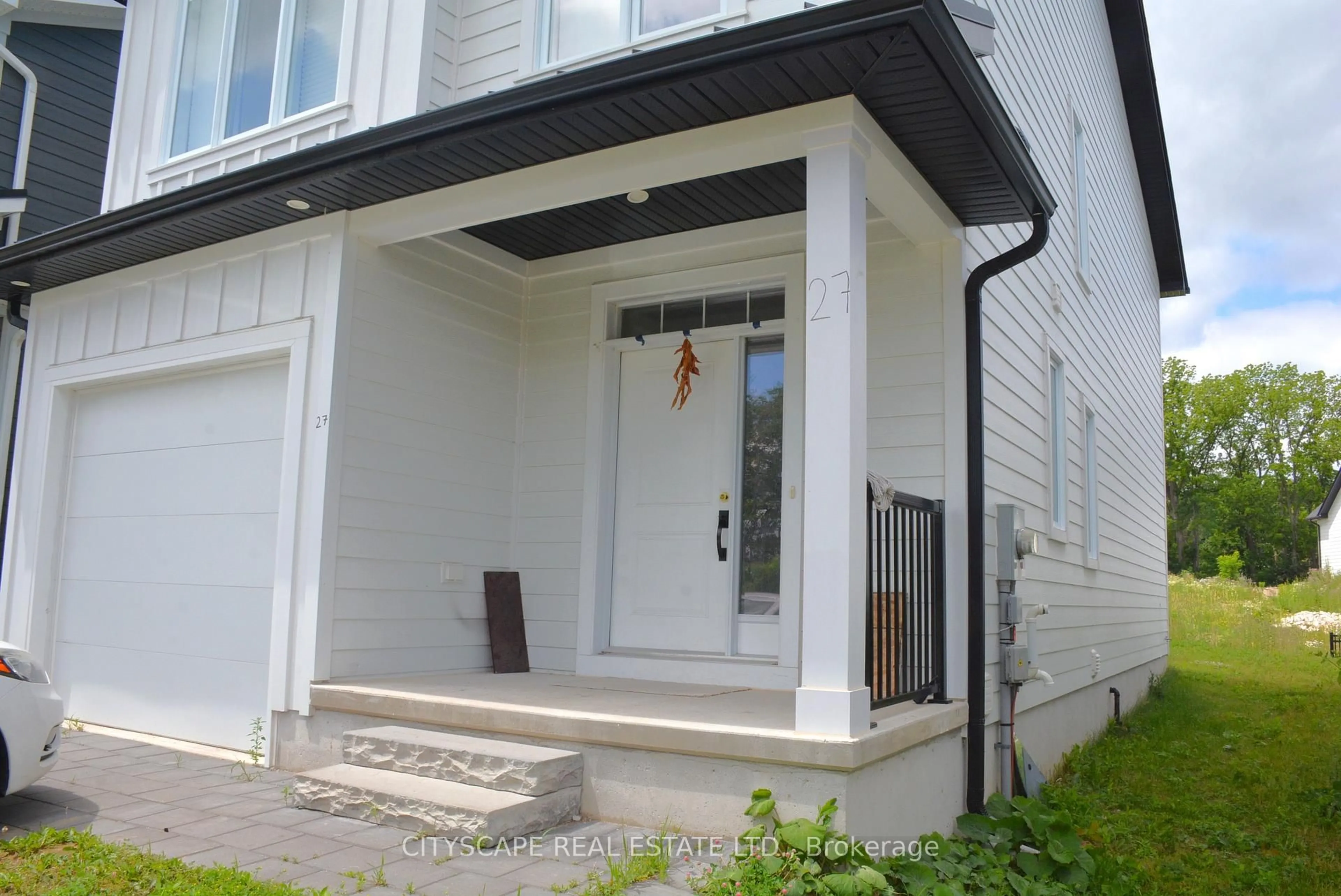 Indoor entryway for 27 Christopher Crt, London South Ontario N5Z 0B1