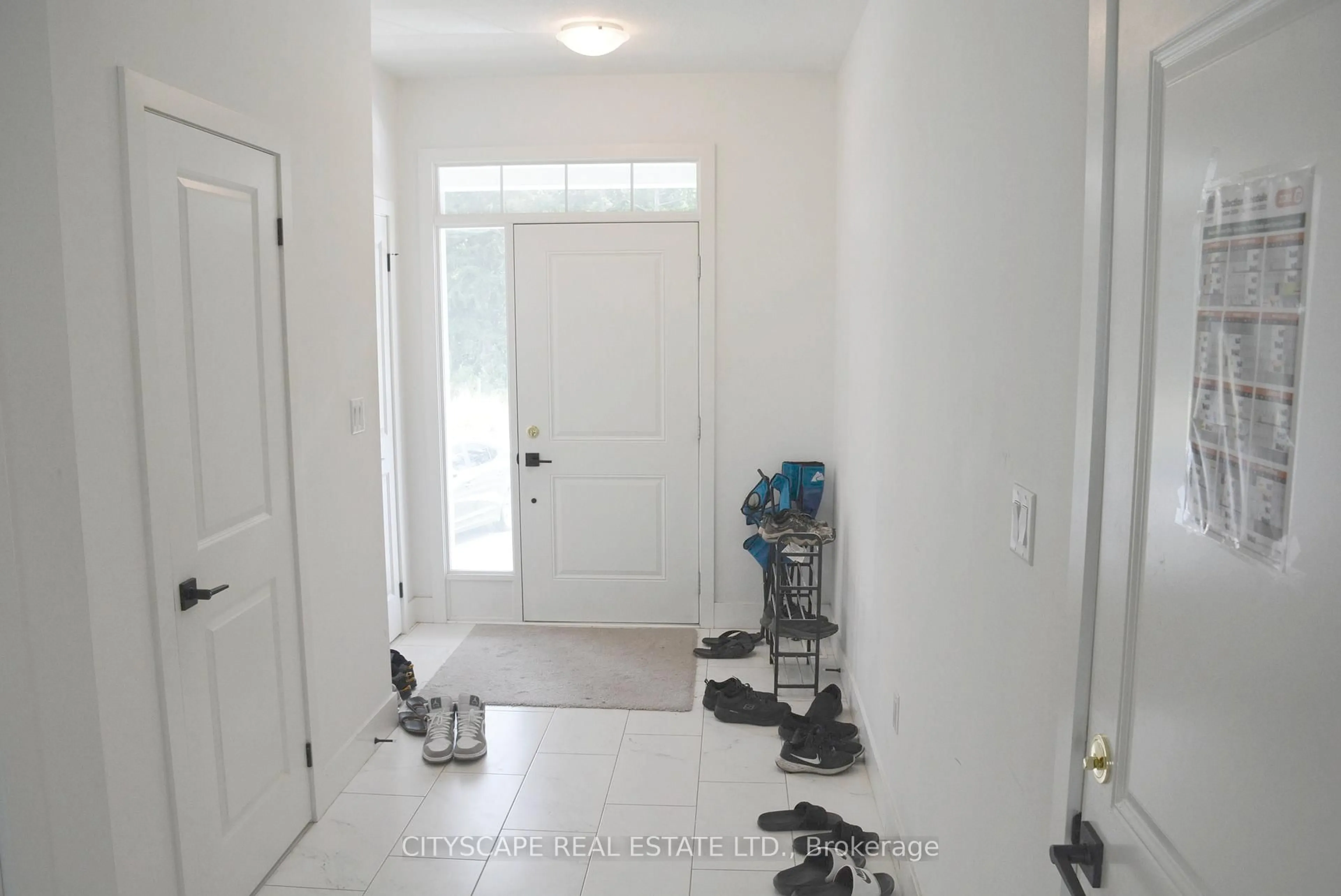 Indoor entryway for 27 Christopher Crt, London South Ontario N5Z 0B1