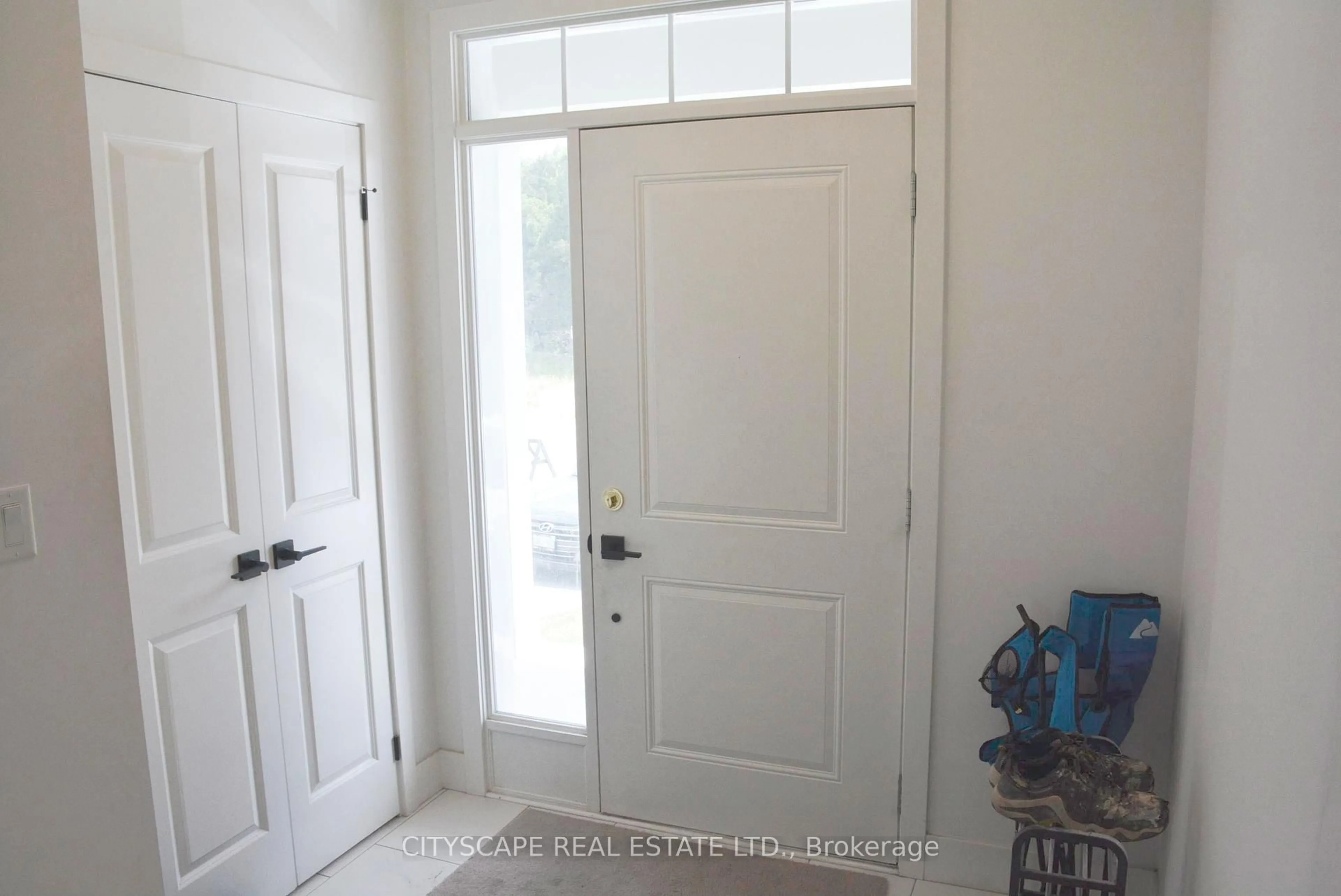 Indoor entryway for 27 Christopher Crt, London South Ontario N5Z 0B1
