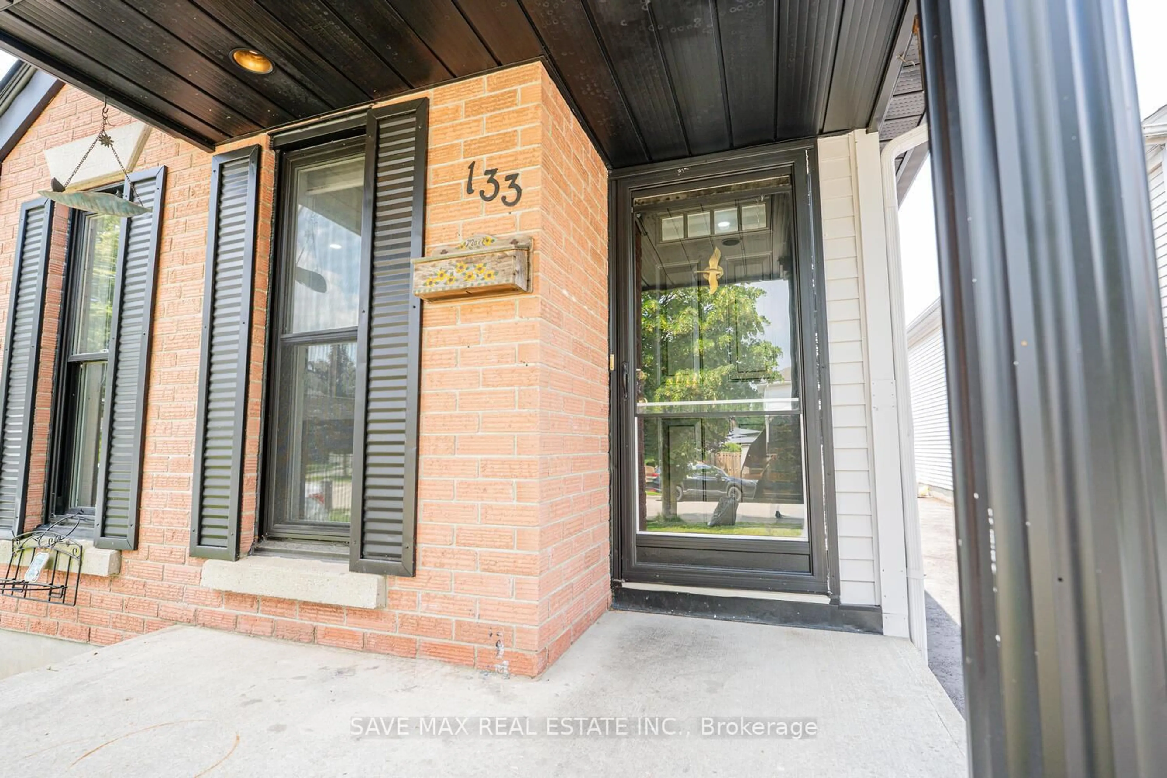 Indoor foyer for 133 Wake Robin Dr, Kitchener Ontario N2E 3L6