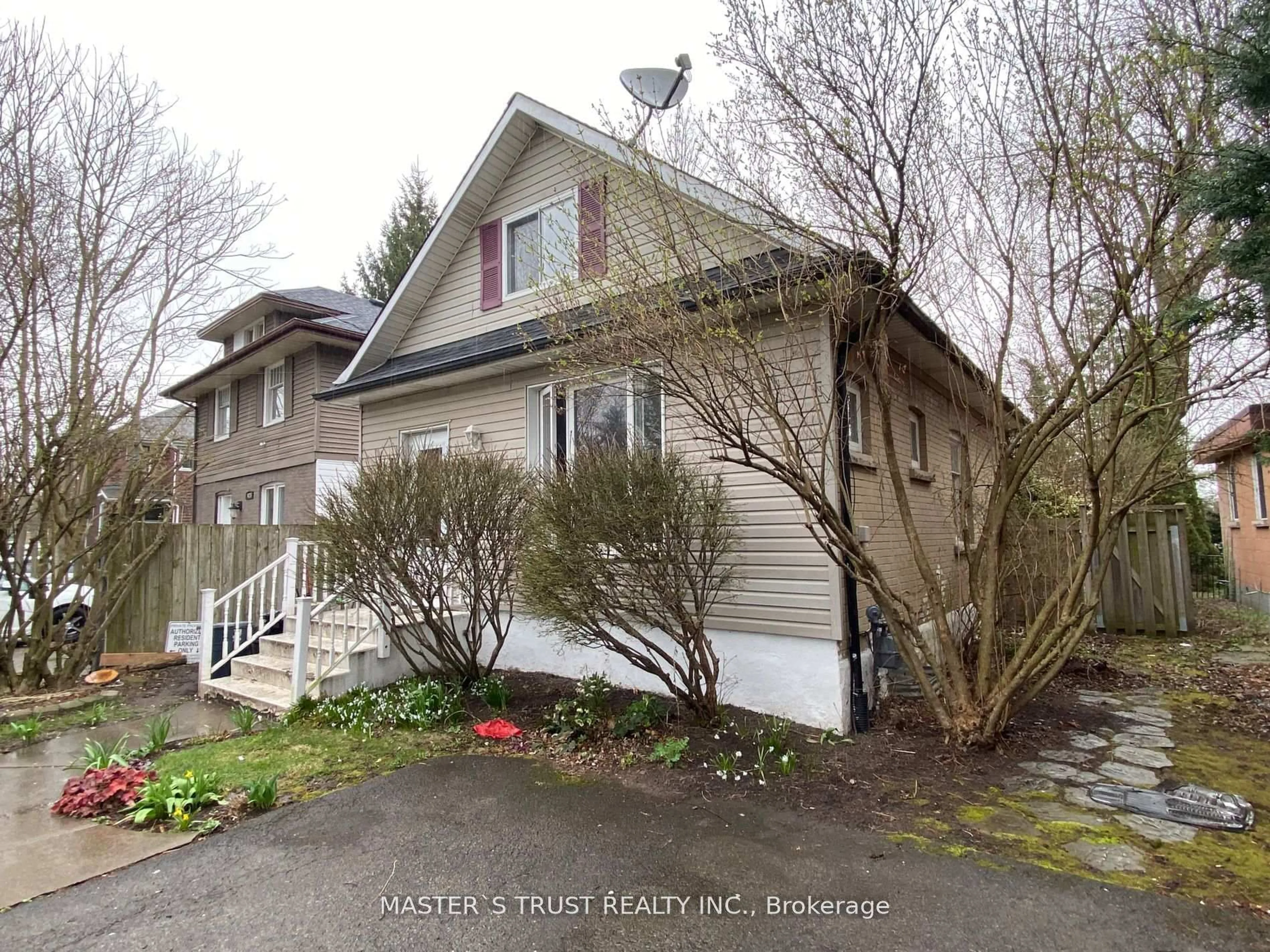 A pic from outside/outdoor area/front of a property/back of a property/a pic from drone, street for 5134 Ontario Ave, Niagara Falls Ontario L2E 3S2