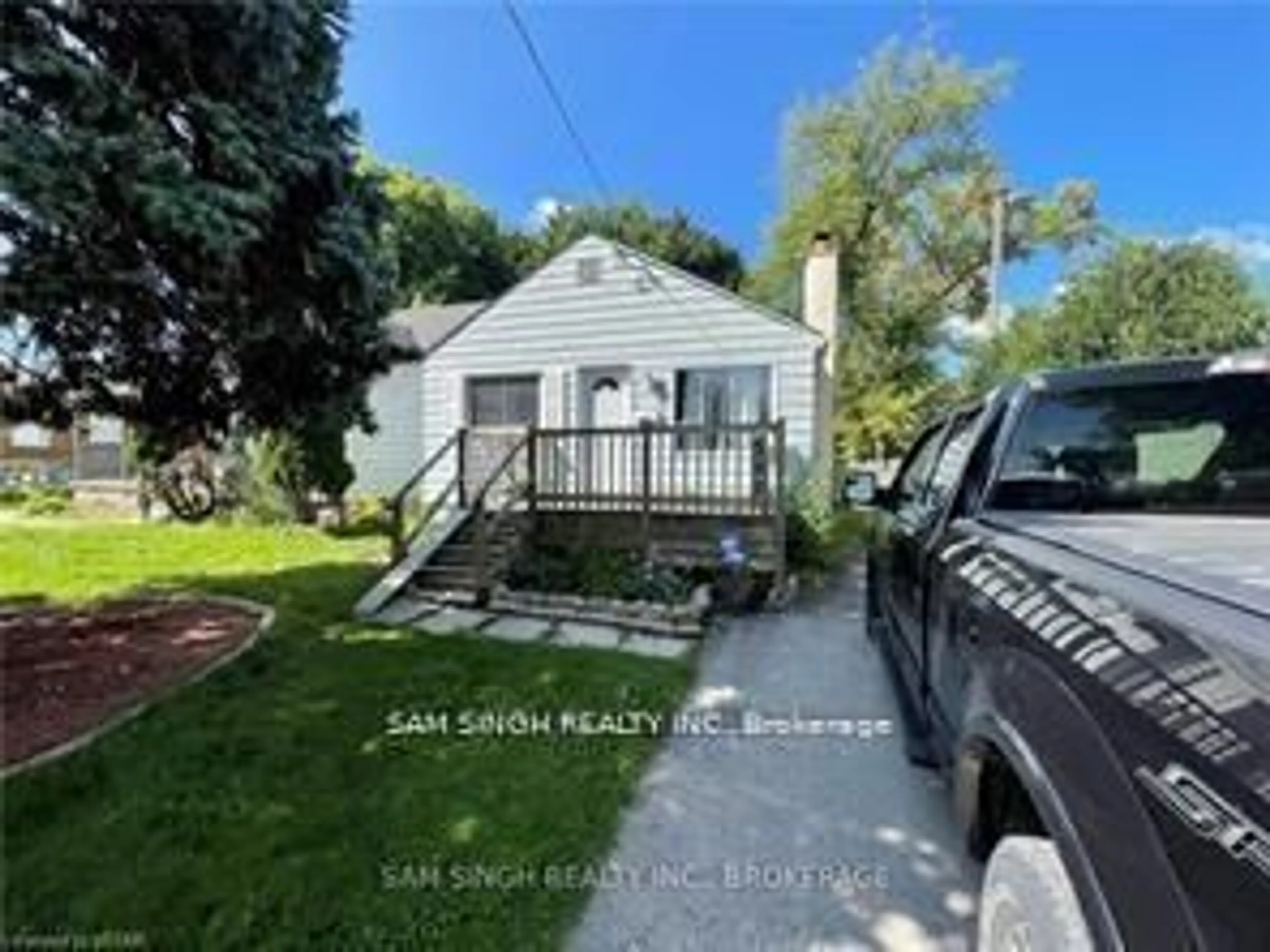 A pic from outside/outdoor area/front of a property/back of a property/a pic from drone, street for 397 Edmonton St, London East Ontario N5W 4Y6