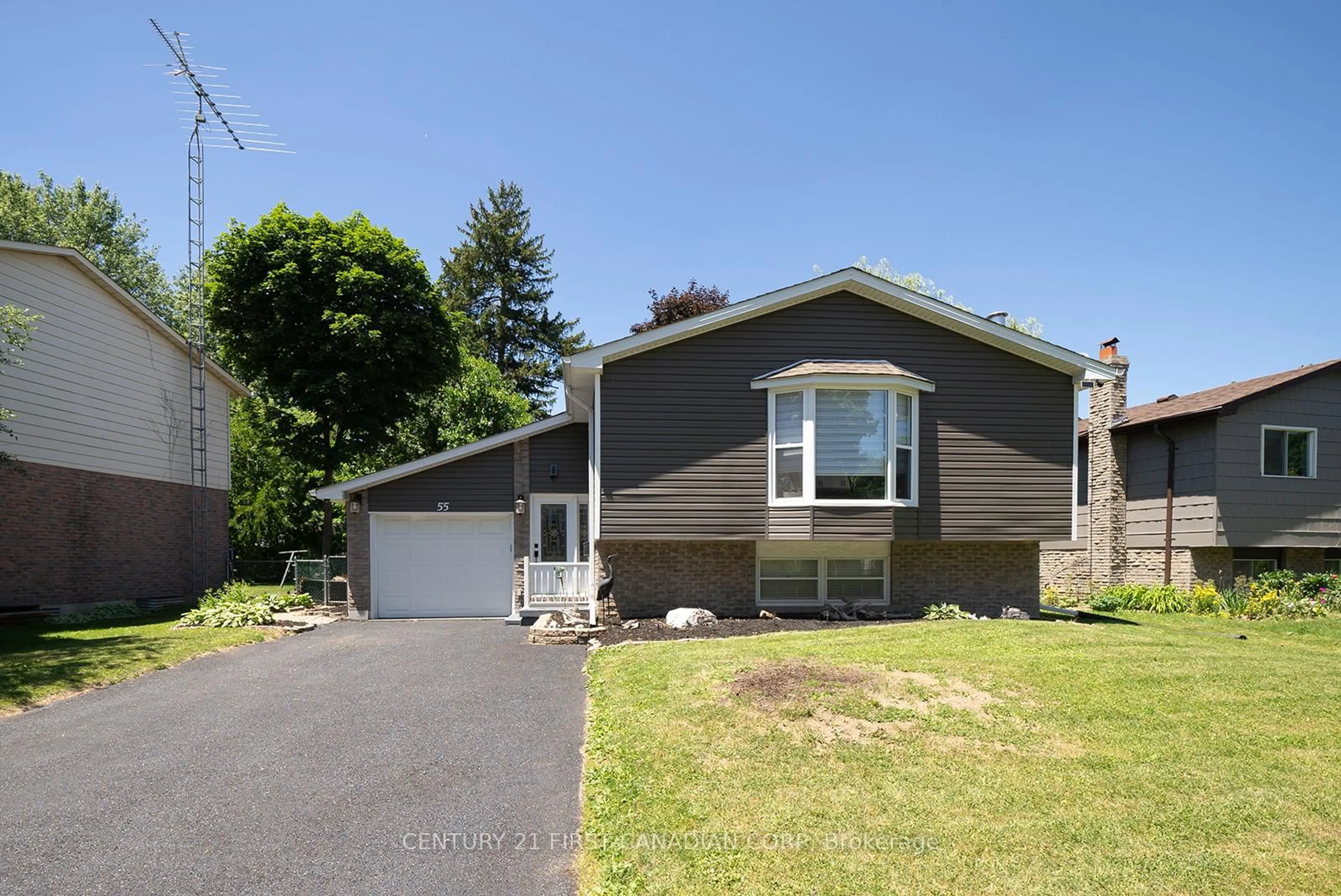 Home with vinyl exterior material, street for 55 Greenfield Rd, Brantford Ontario N3R 6Z4