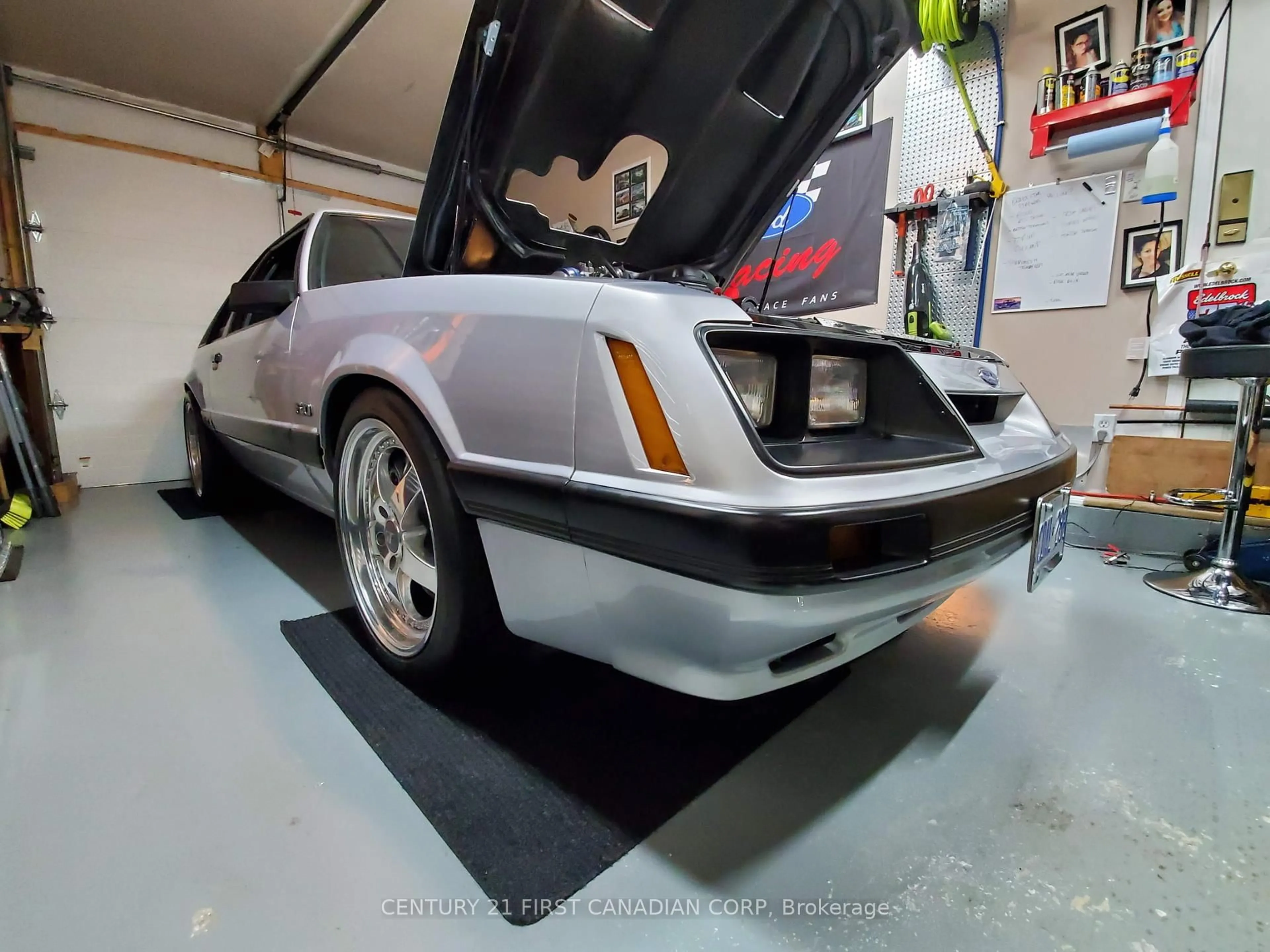 Indoor garage for 55 Greenfield Rd Rd, Brantford Ontario N3R 6Z4