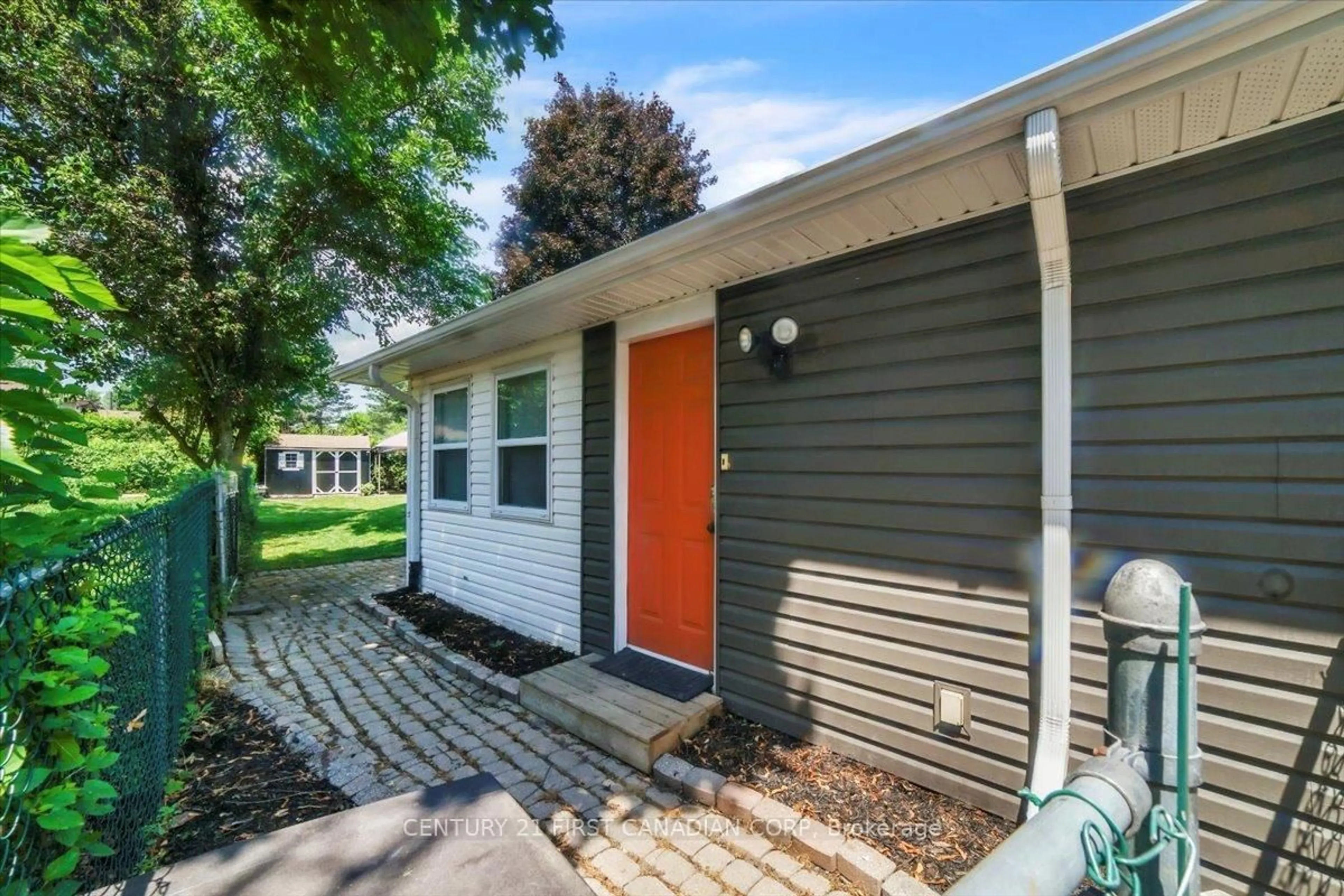 Home with vinyl exterior material, street for 55 Greenfield Rd Rd, Brantford Ontario N3R 6Z4
