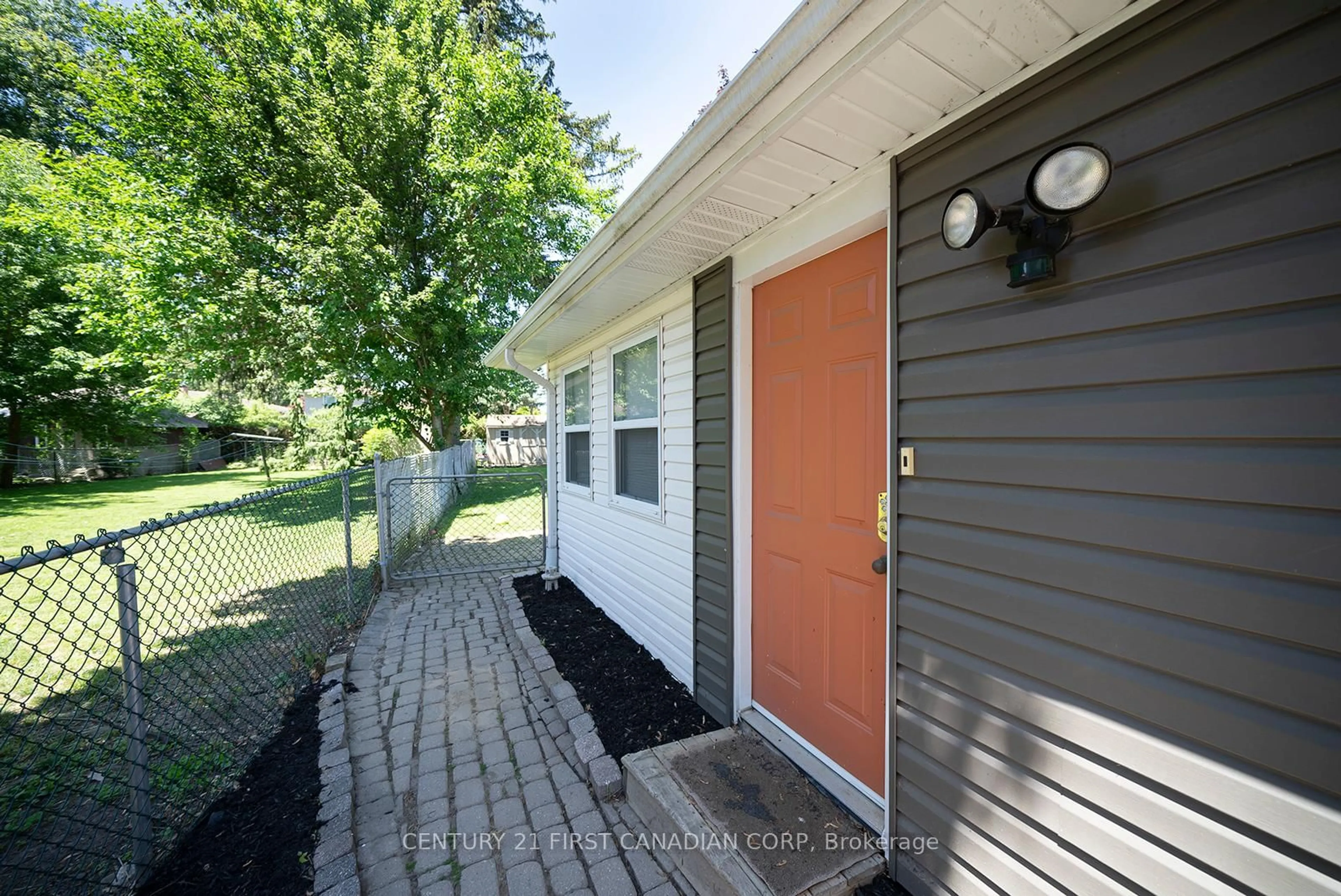 Home with vinyl exterior material, street for 55 Greenfield Rd, Brantford Ontario N3R 6Z4