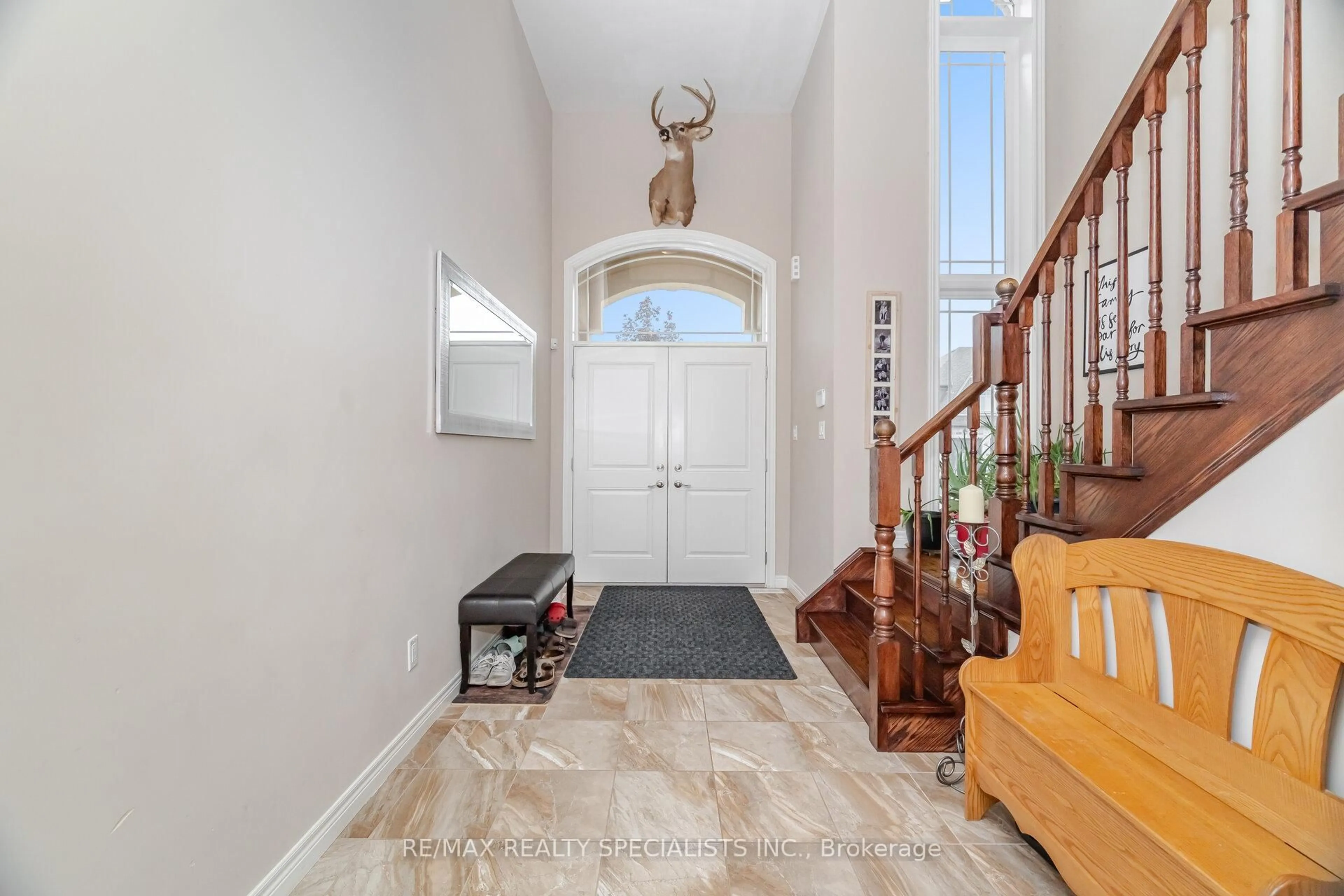 Indoor entryway for 118 Lampman Dr, Grimsby Ontario L3M 0E7