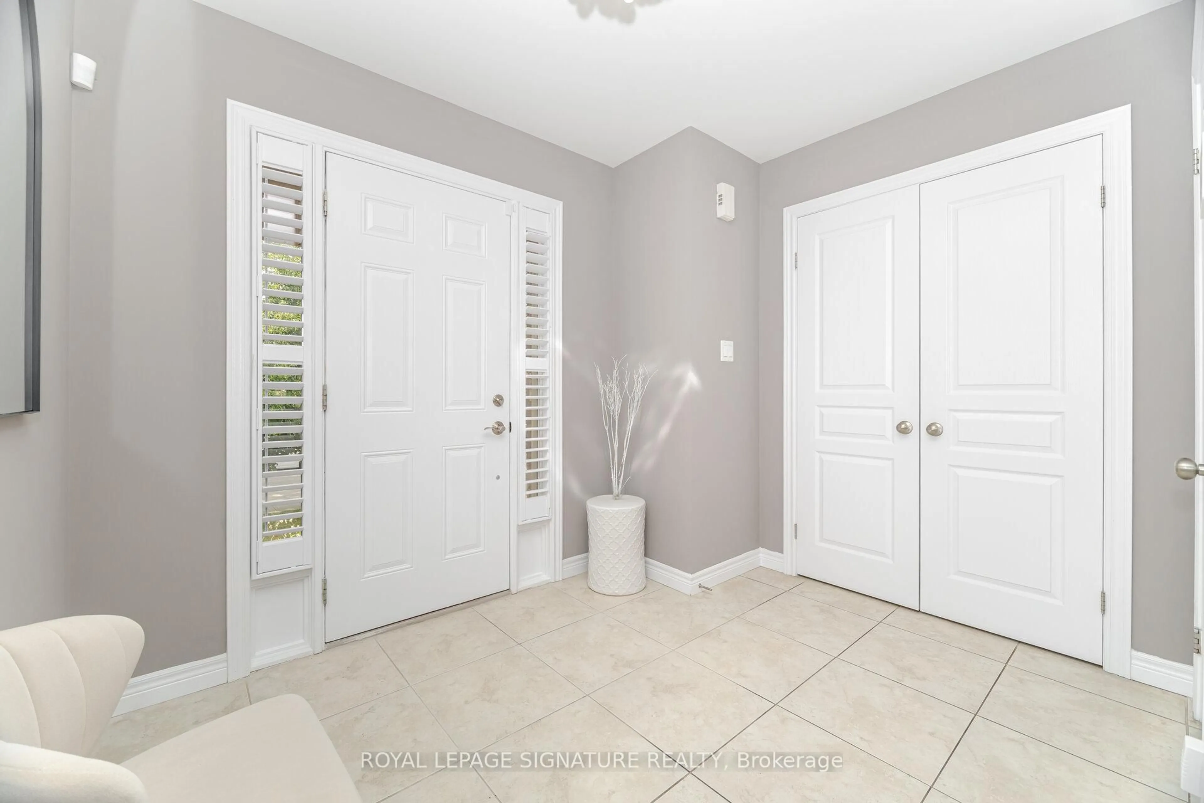 Indoor entryway for 169 East 8th St, Hamilton Ontario L9A 4Y7
