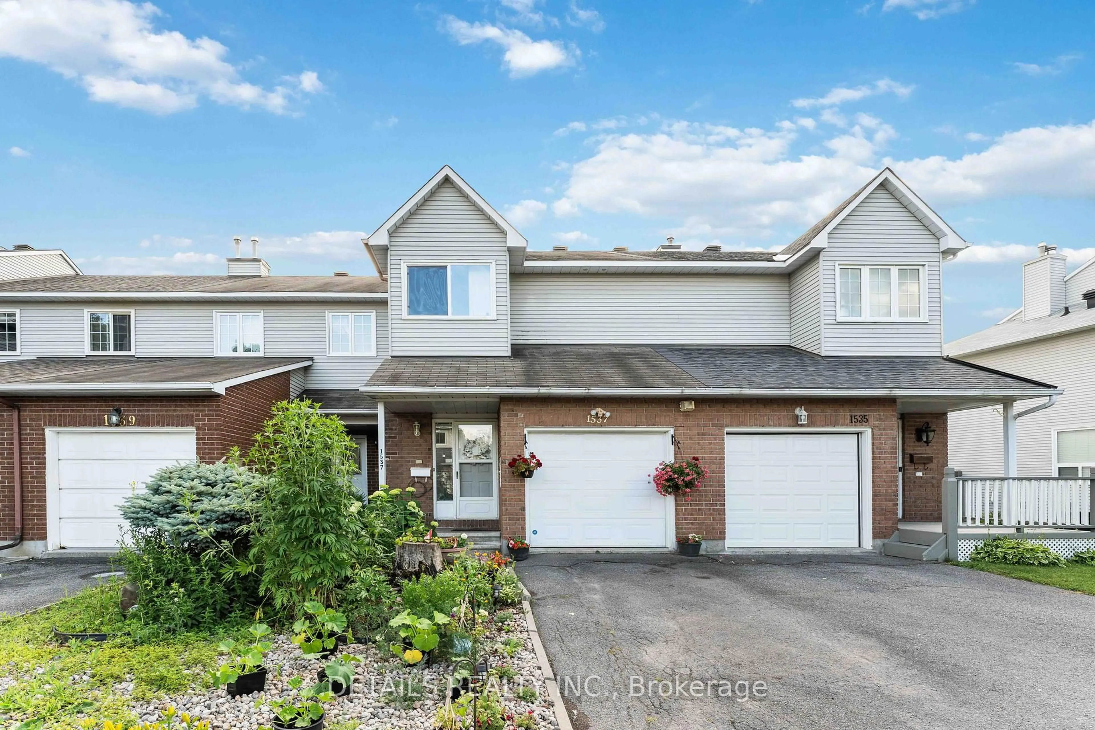 A pic from outside/outdoor area/front of a property/back of a property/a pic from drone, street for 1537 Briarfield Cres, Ottawa Ontario K4A 1Z9