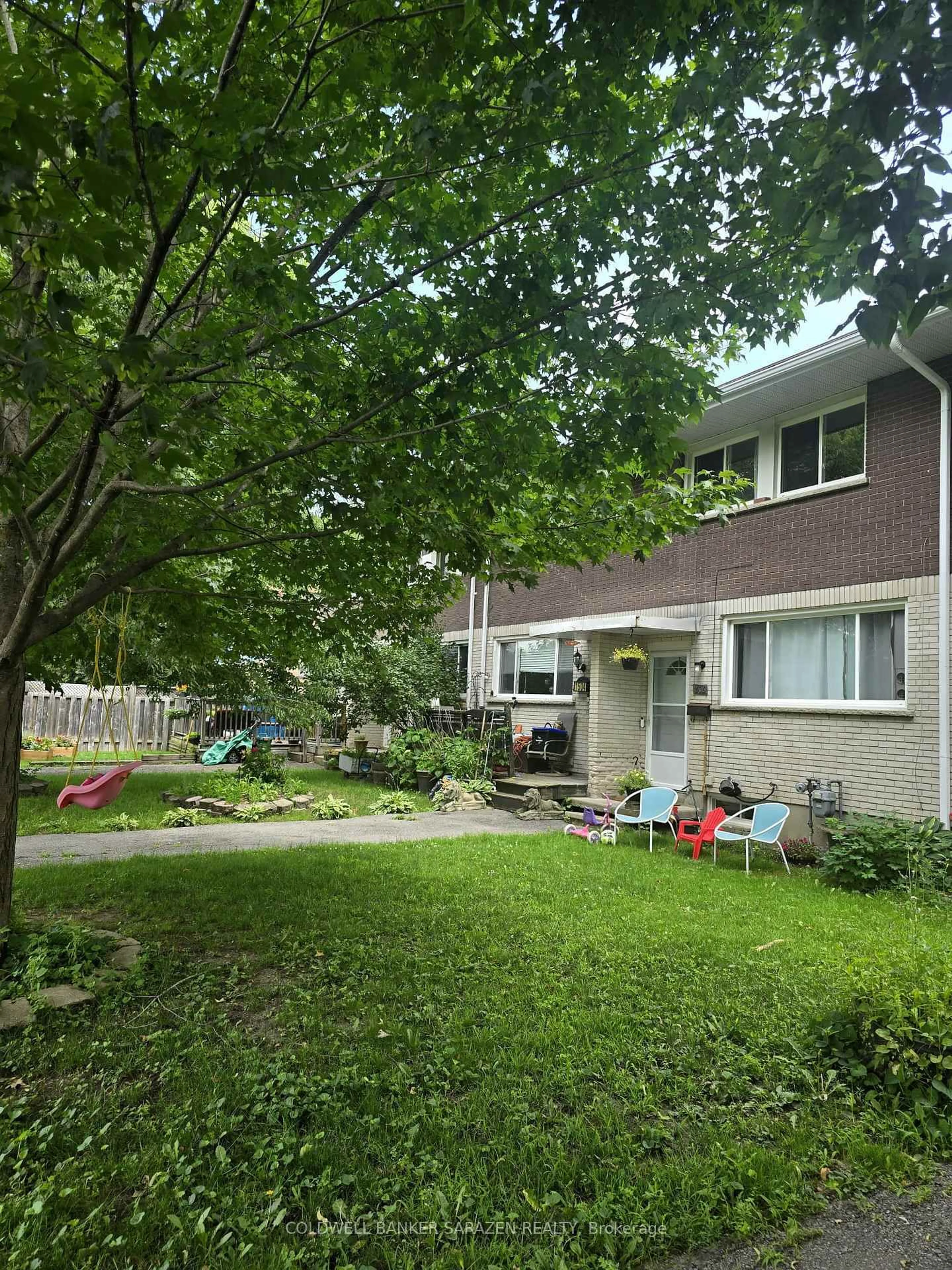 Patio, street for 1506 Lepage Ave, Ottawa Ontario K1Z 8C9