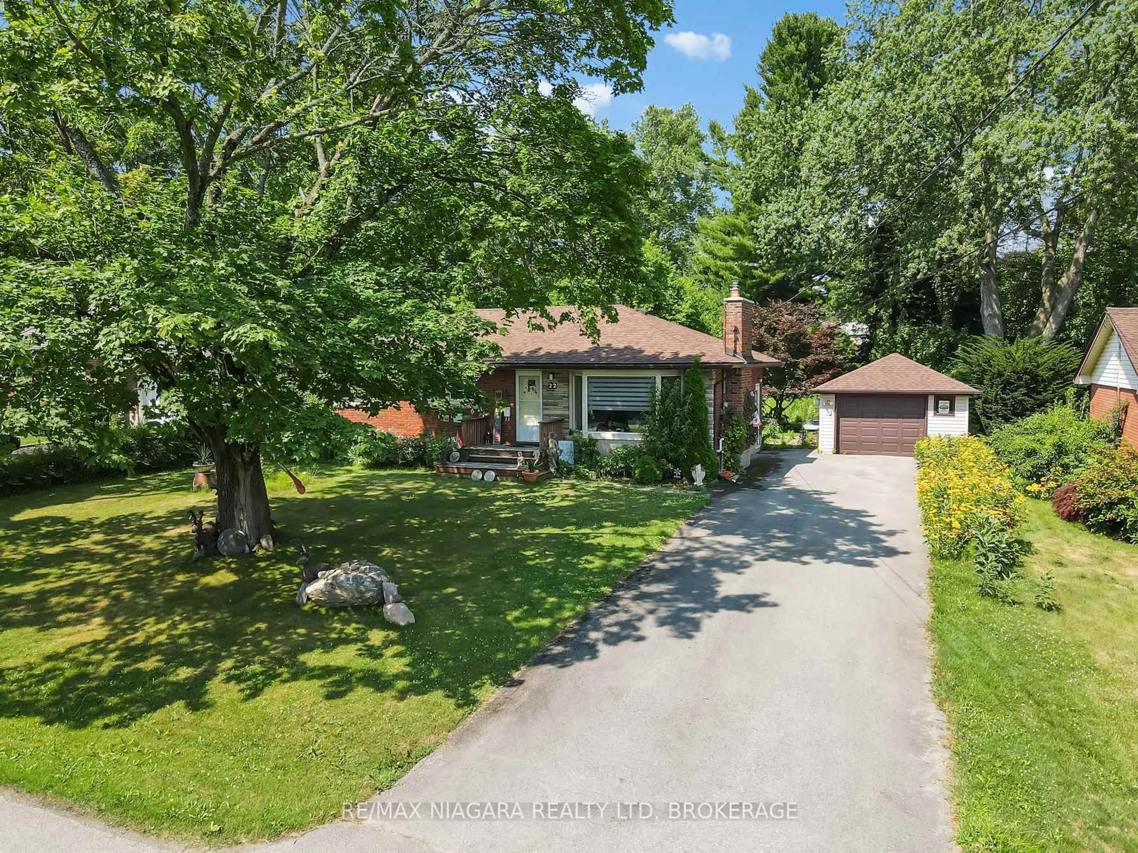 A pic from outside/outdoor area/front of a property/back of a property/a pic from drone, street for 22 Lorimer St, Pelham Ontario L0S 1E3