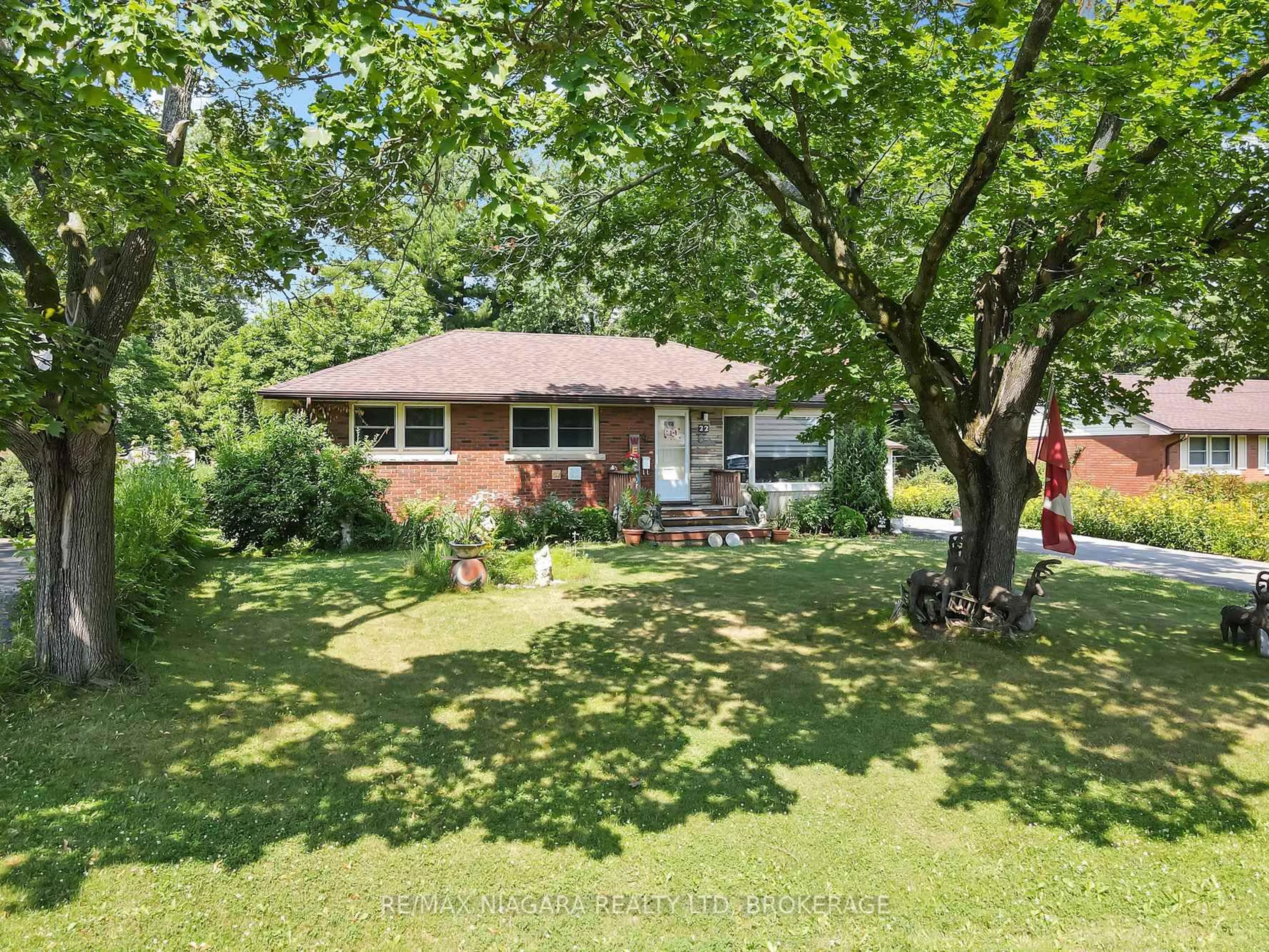 A pic from outside/outdoor area/front of a property/back of a property/a pic from drone, street for 22 Lorimer St, Pelham Ontario L0S 1E3