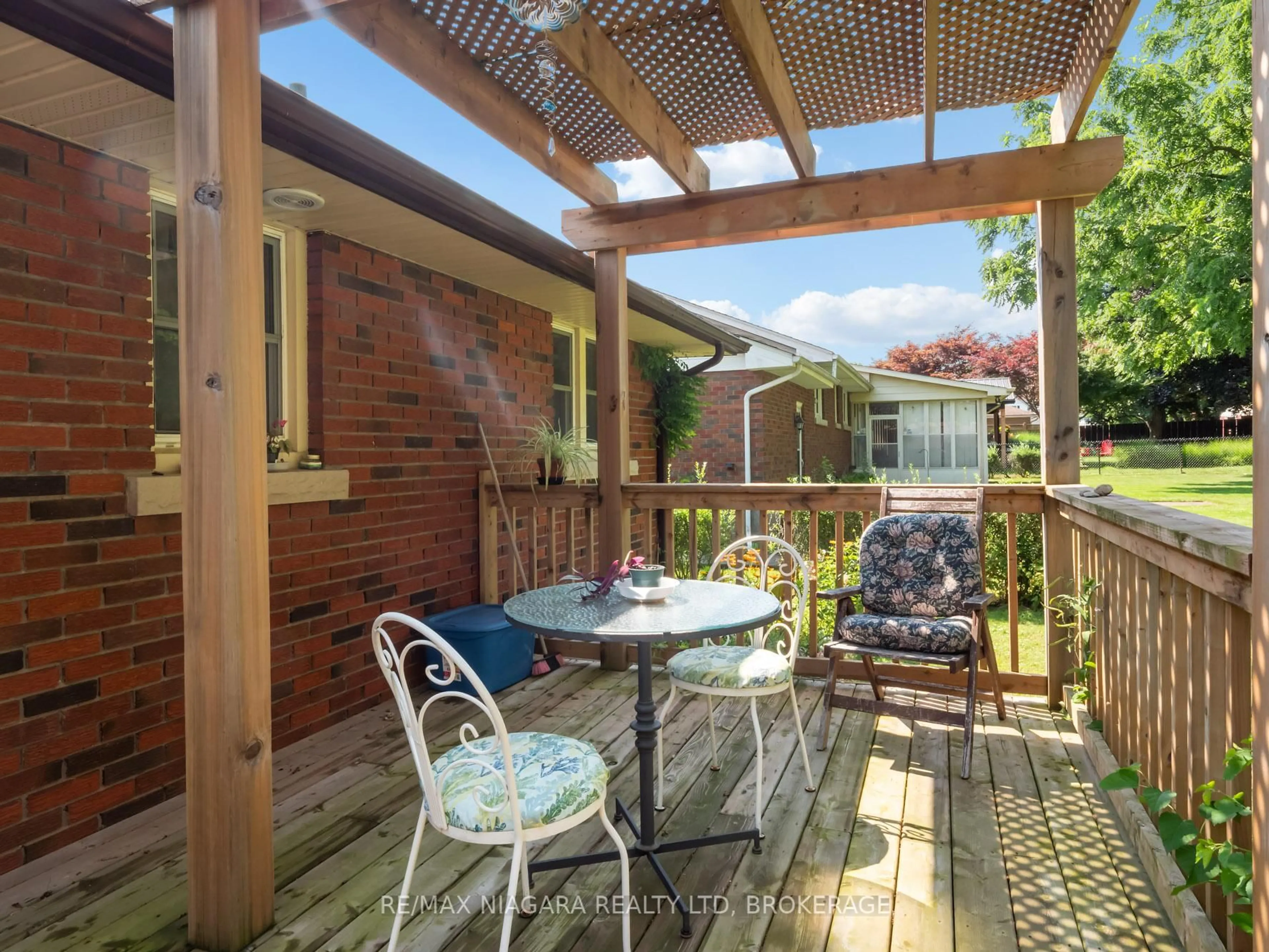 Patio, street for 22 Lorimer St, Pelham Ontario L0S 1E3