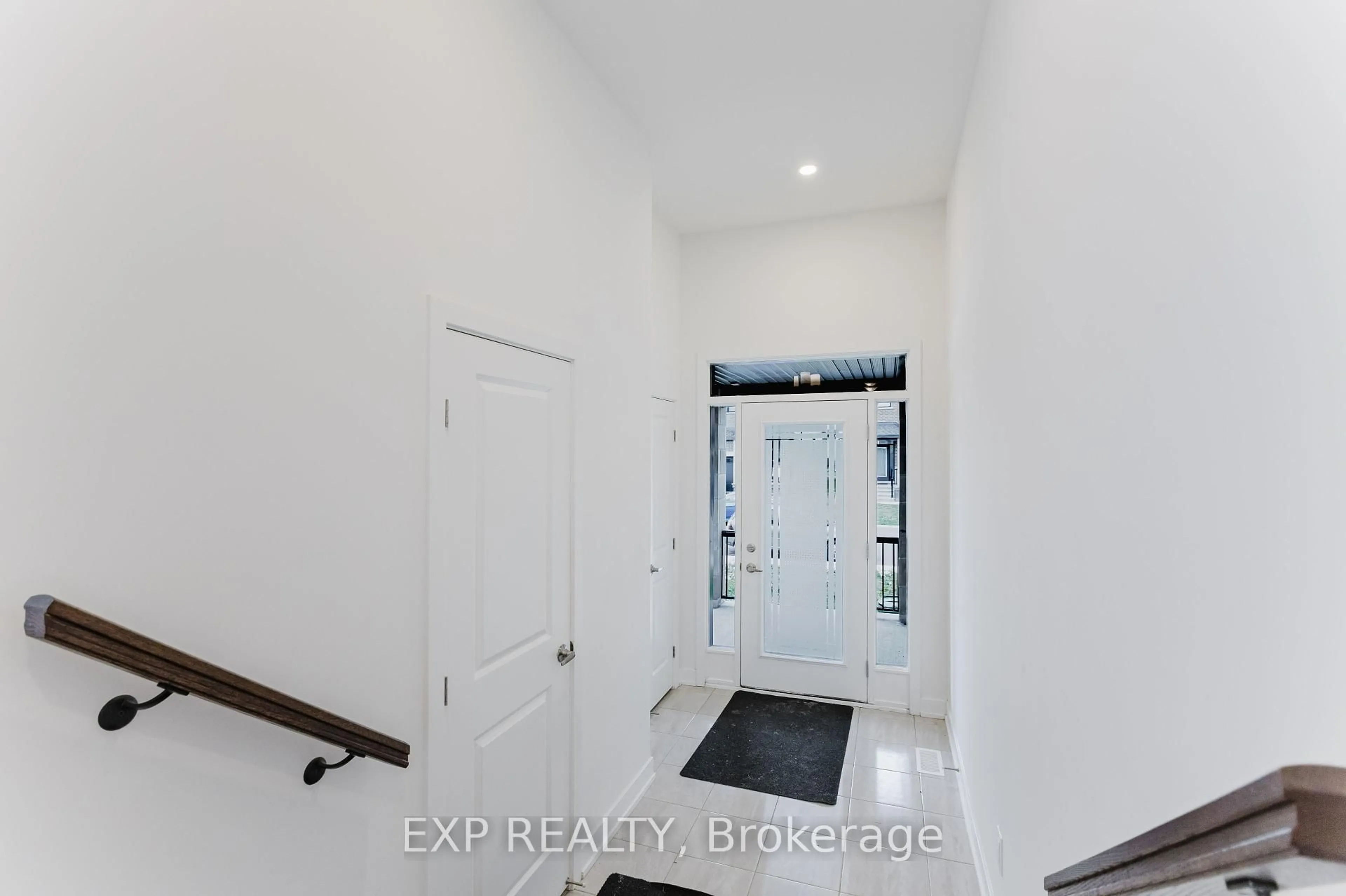 Indoor entryway for 808 Mochi Circ, Ottawa Ontario K2J 6Y9
