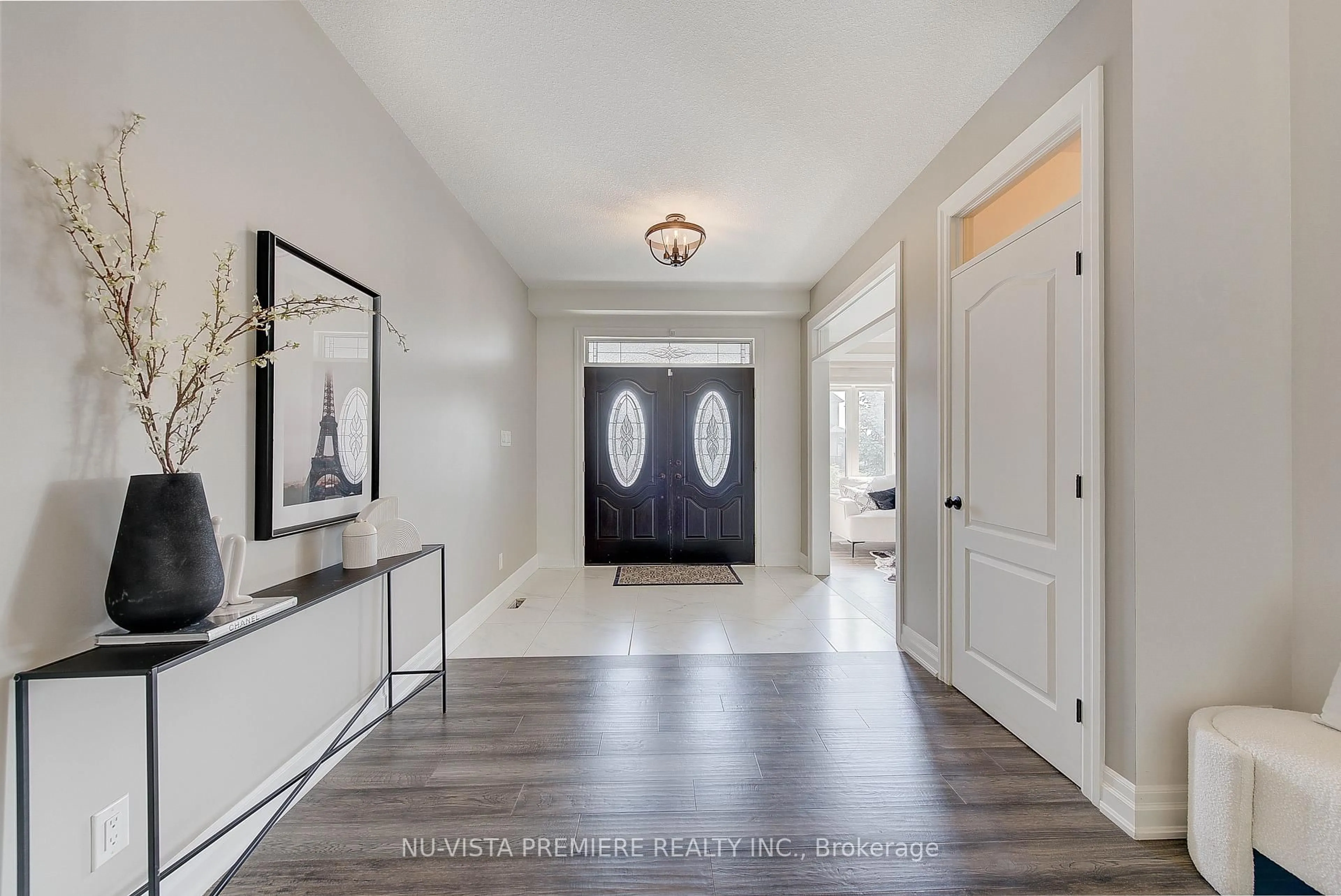 Indoor entryway for 268 SONGBIRD Lane, Middlesex Centre Ontario N0M 2A0