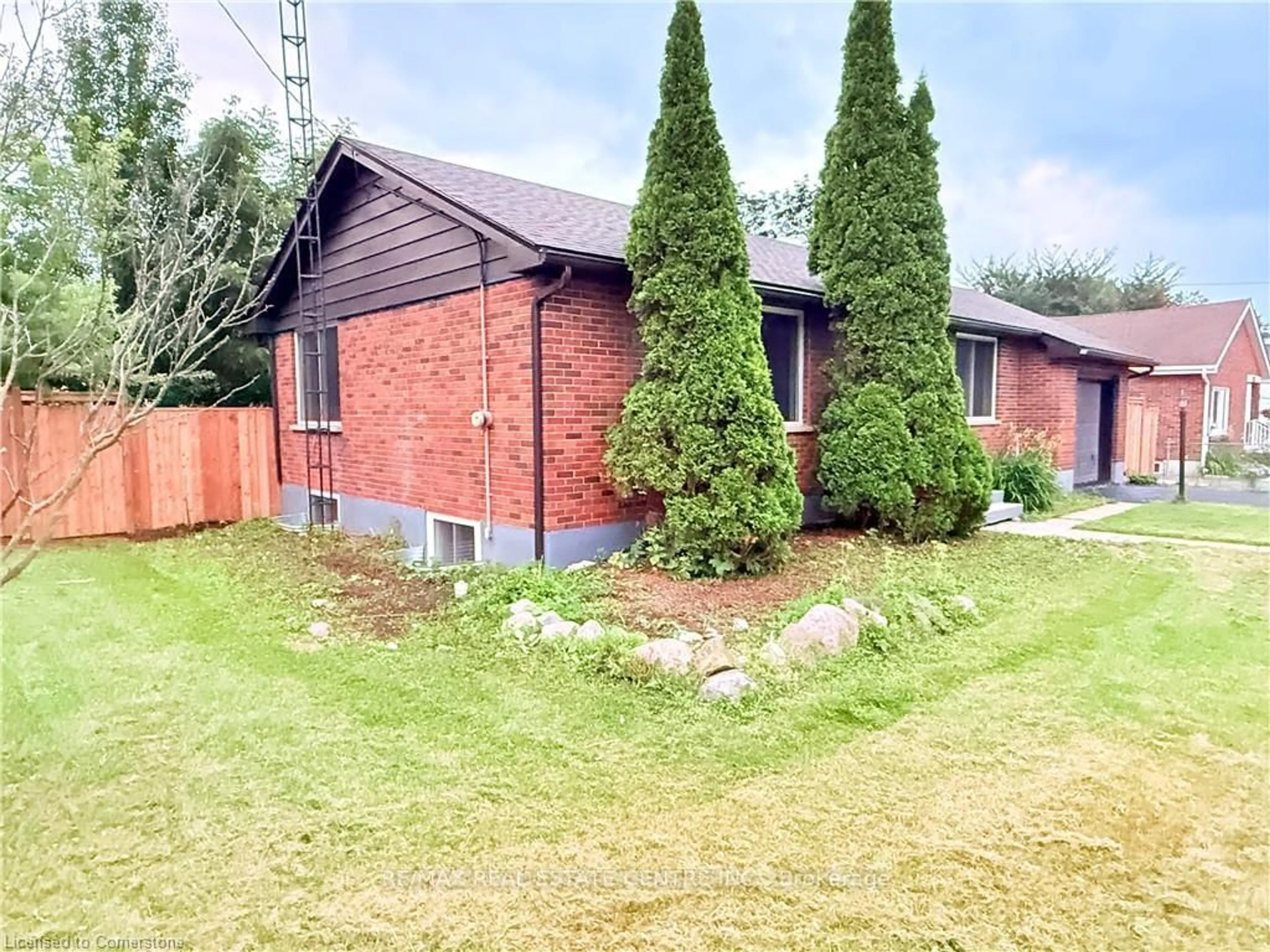 A pic from outside/outdoor area/front of a property/back of a property/a pic from drone, unknown for 266 Fifth Ave, Woodstock Ontario N4S 2G1