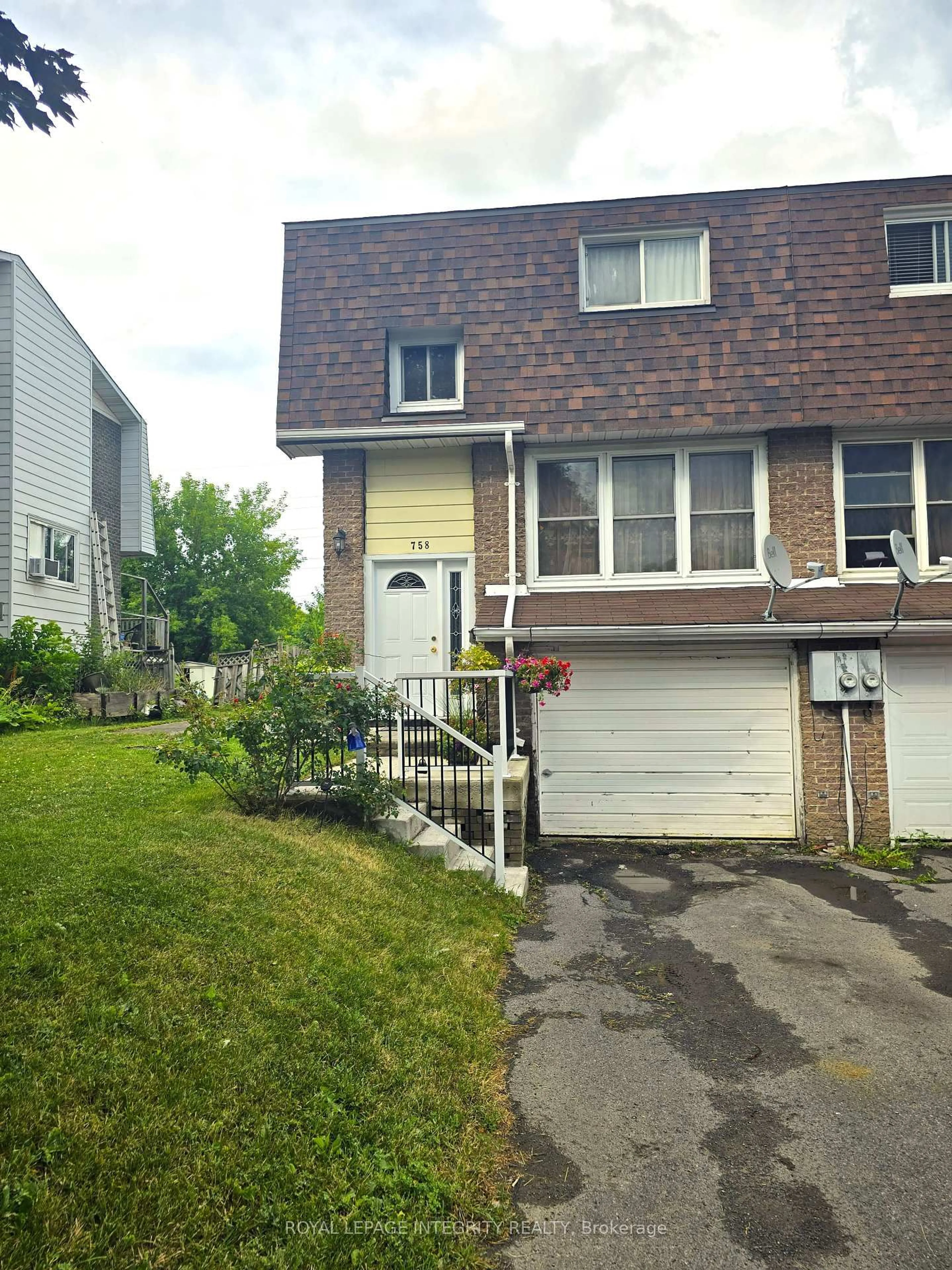 Home with vinyl exterior material, street for 758 Glengarry Blvd, Cornwall Ontario K6H 6E7