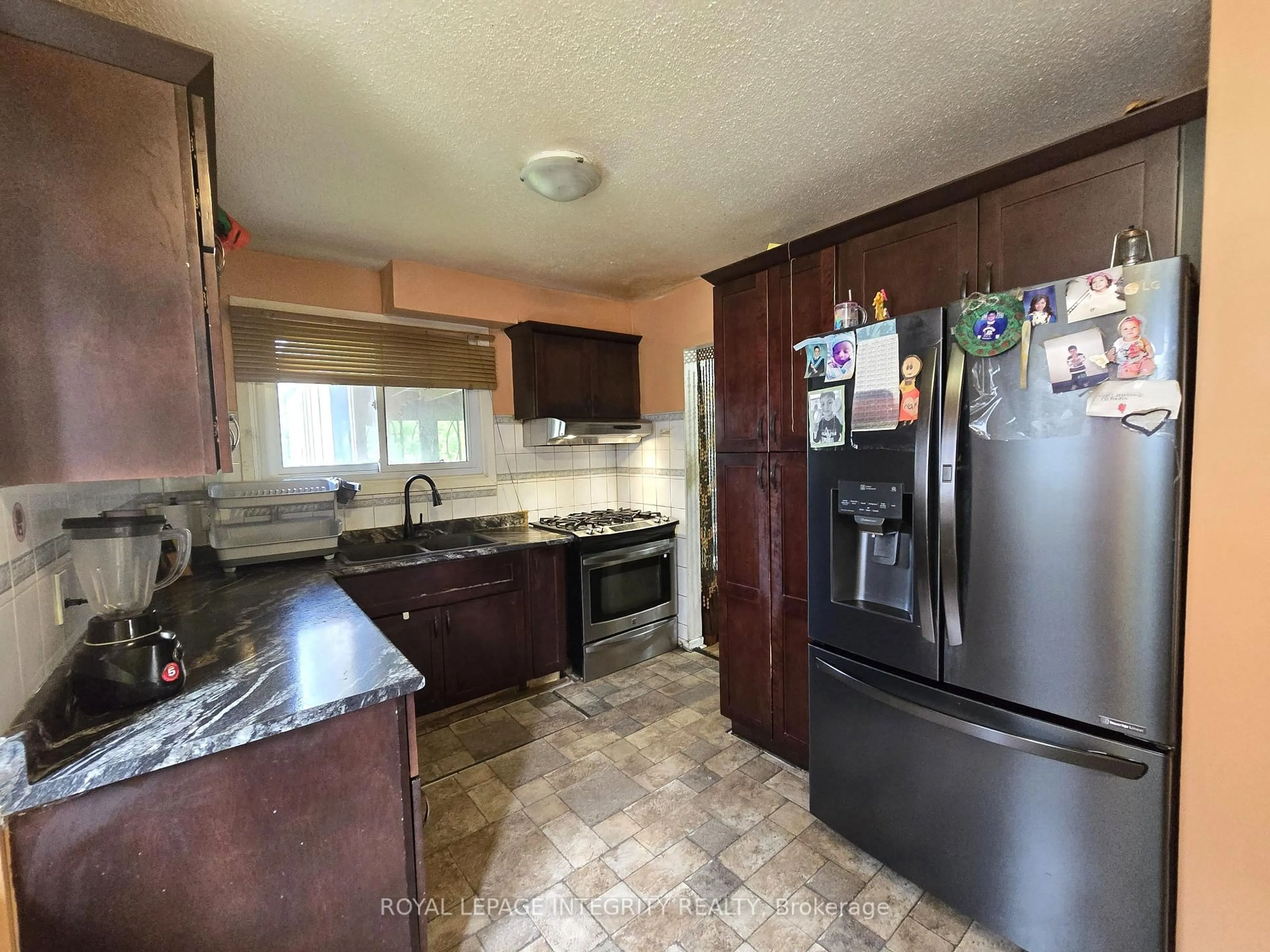 Standard kitchen, unknown for 758 Glengarry Blvd, Cornwall Ontario K6H 6E7