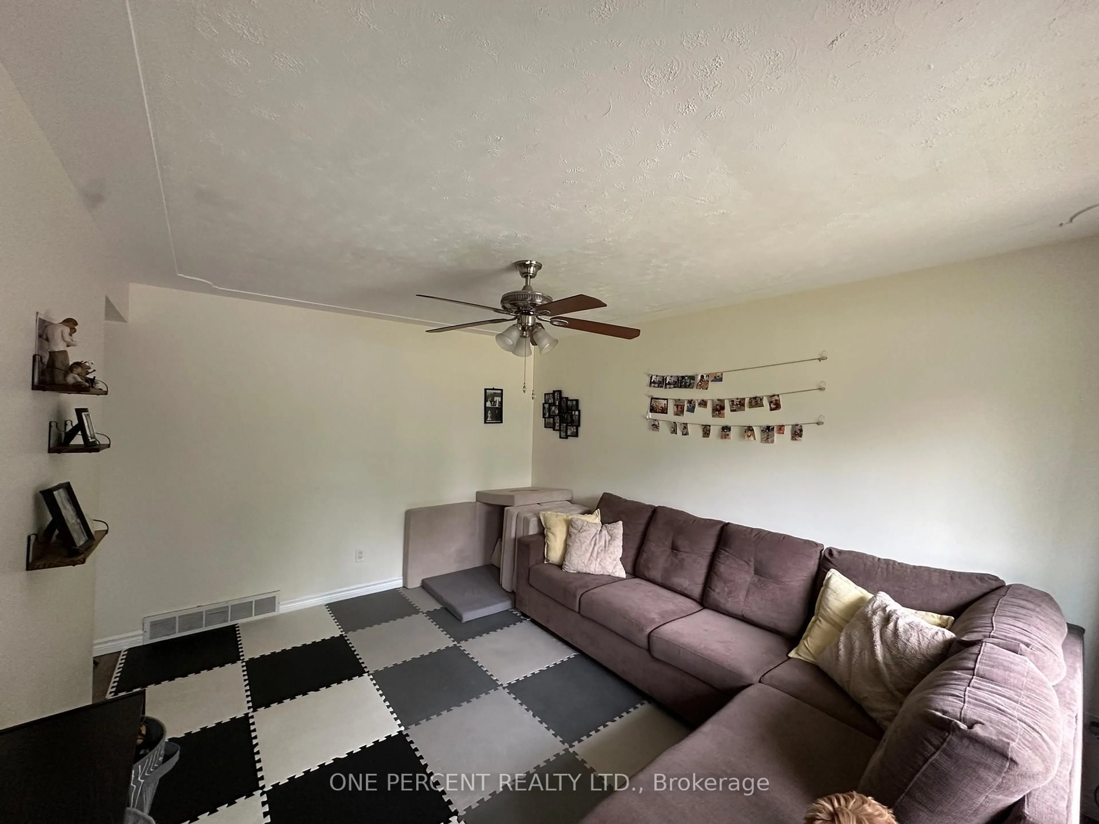 A pic of a room for 25 Hawkesbury Ave, London East Ontario N5V 2J9