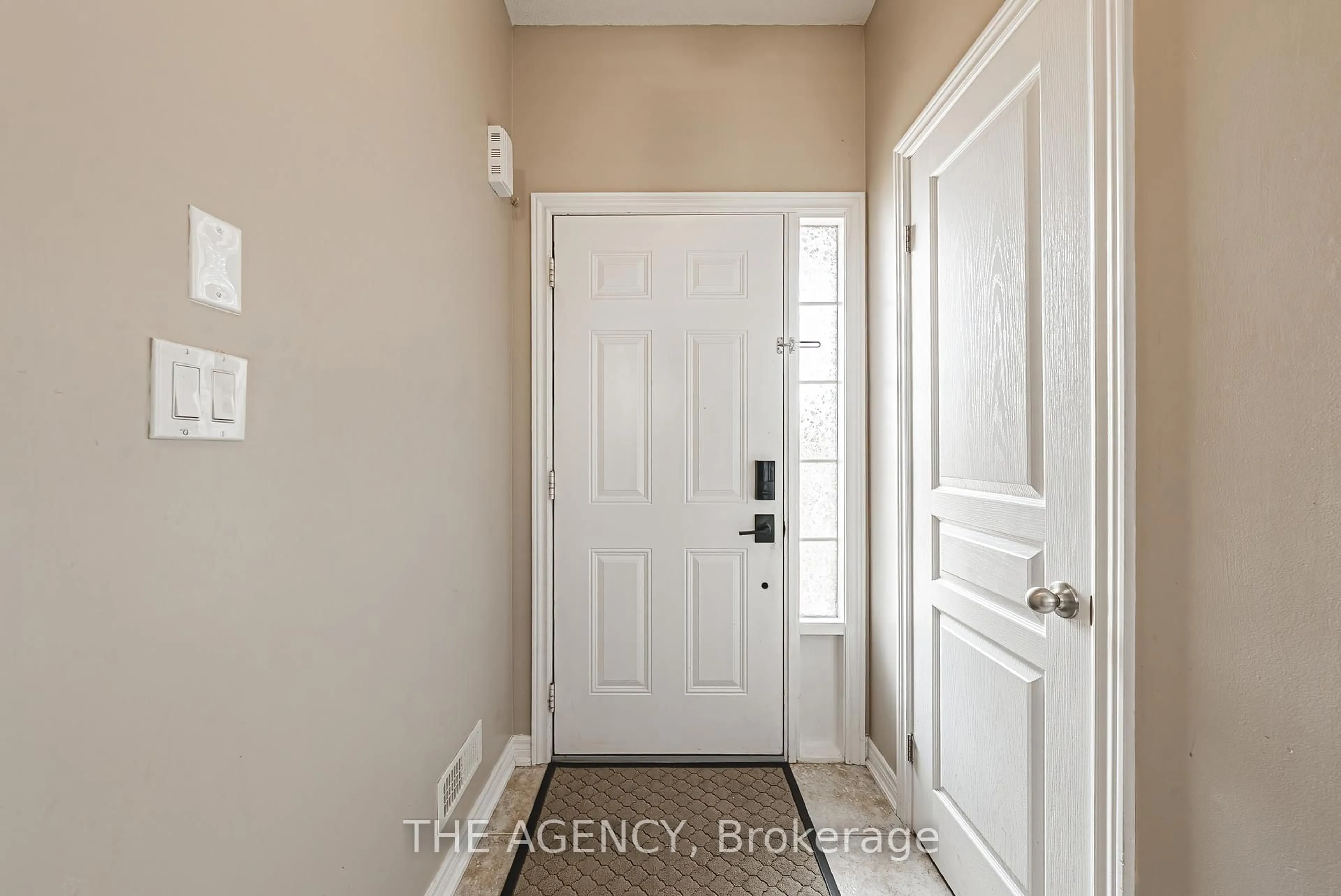 Indoor entryway for 170 Palacebeach Tr #14, Hamilton Ontario L8E 0H2