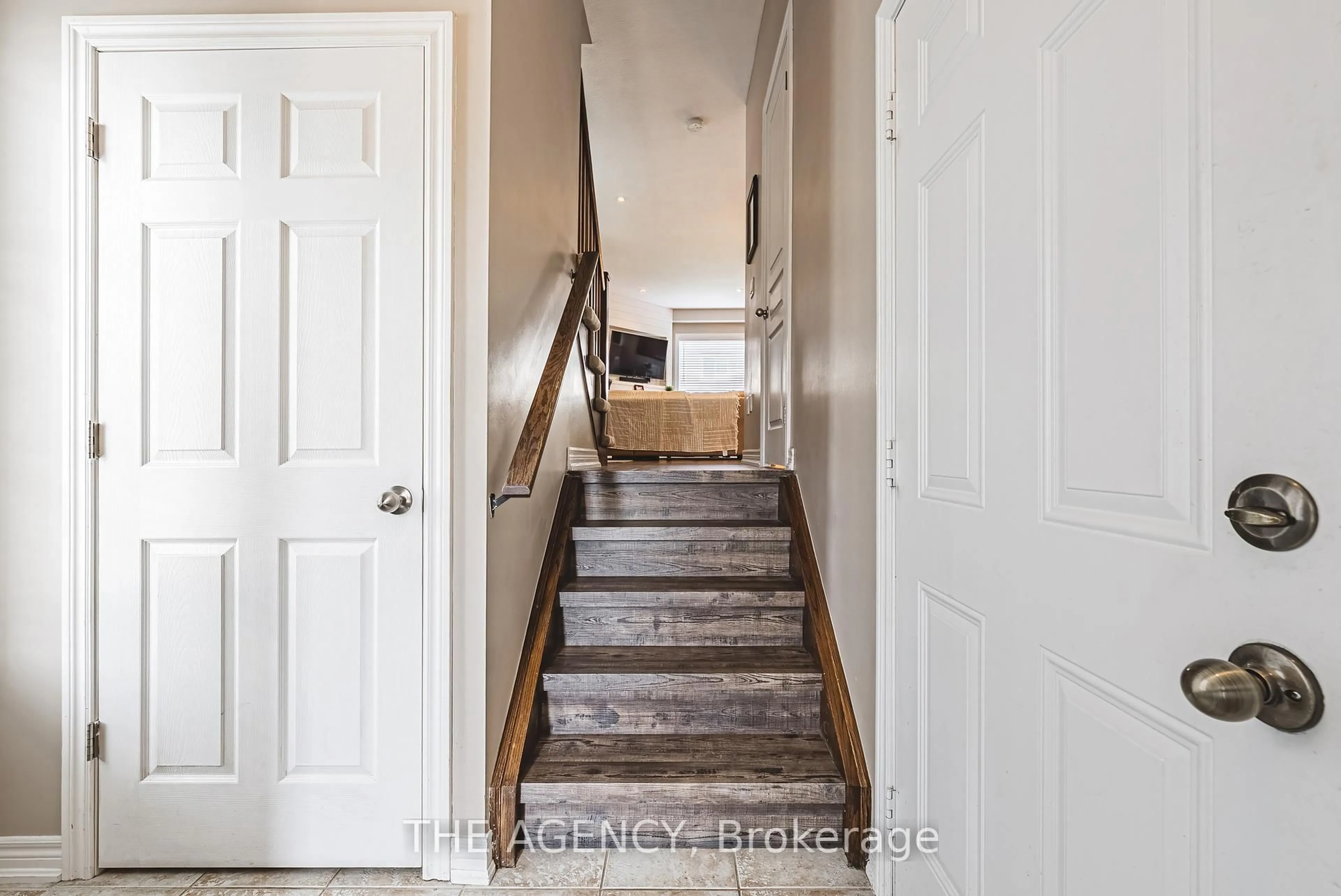 Indoor entryway for 170 Palacebeach Tr #14, Hamilton Ontario L8E 0H2