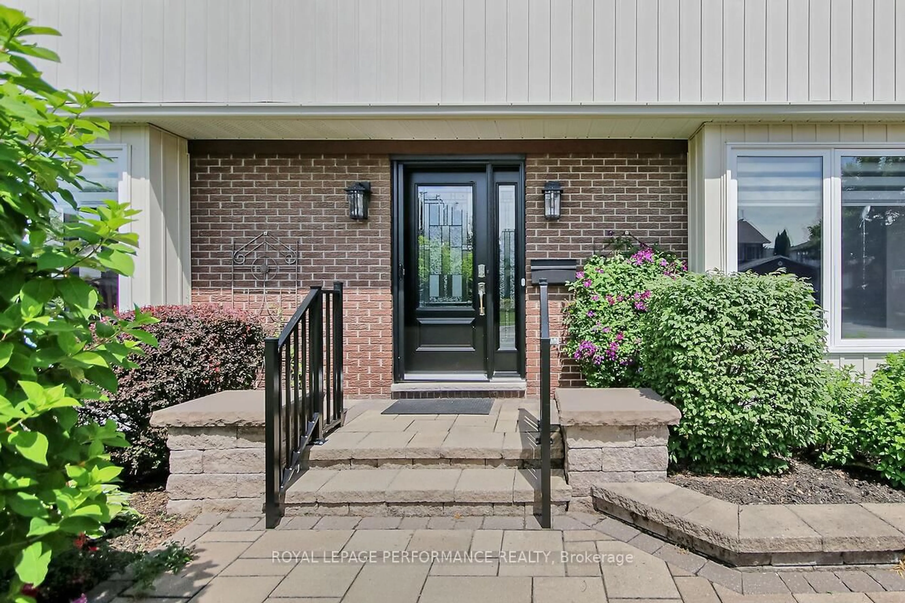 Indoor entryway for 6343 Viseneau Dr, Ottawa Ontario K1C 2G8