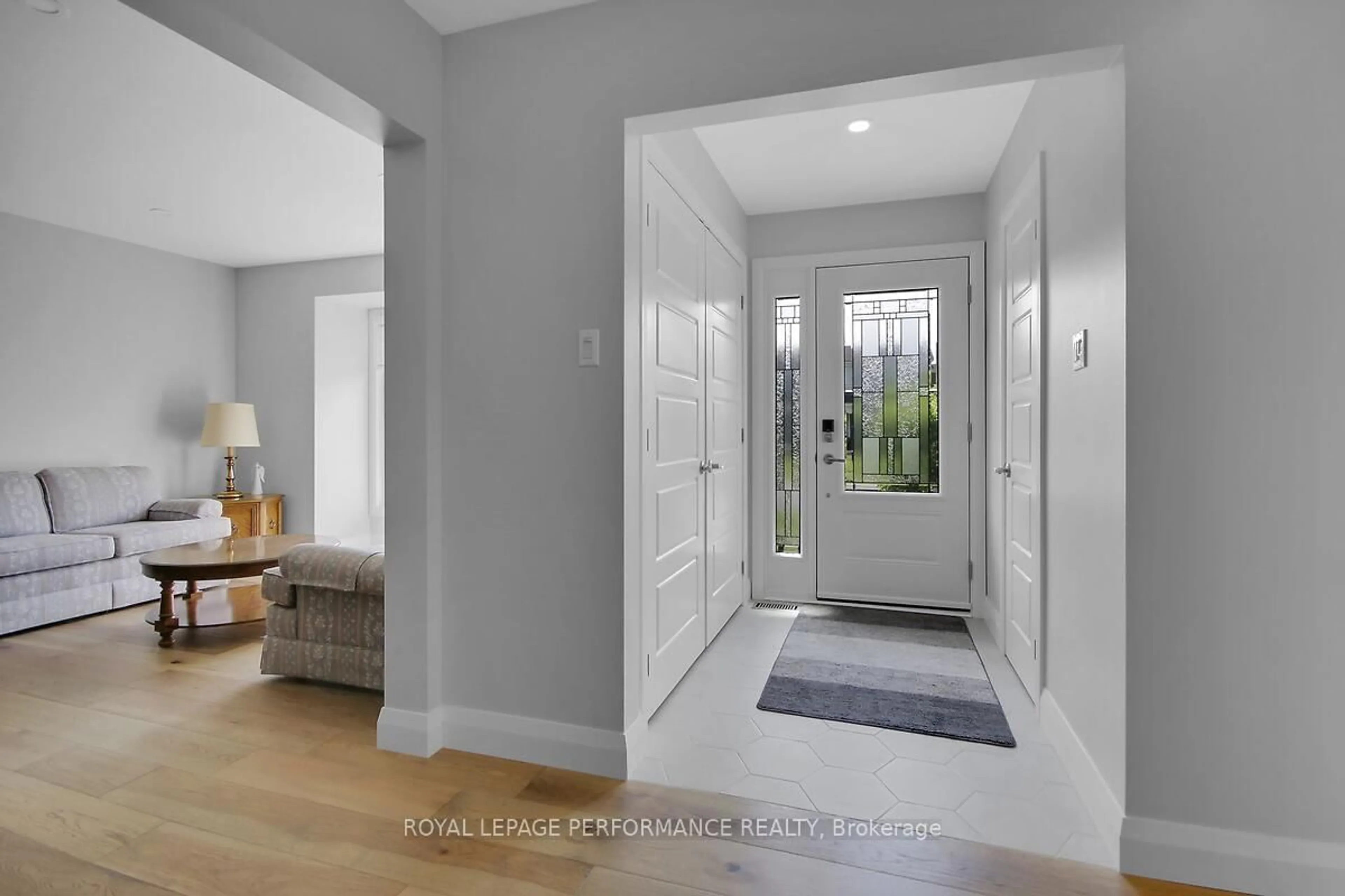 Indoor entryway for 6343 Viseneau Dr, Ottawa Ontario K1C 2G8
