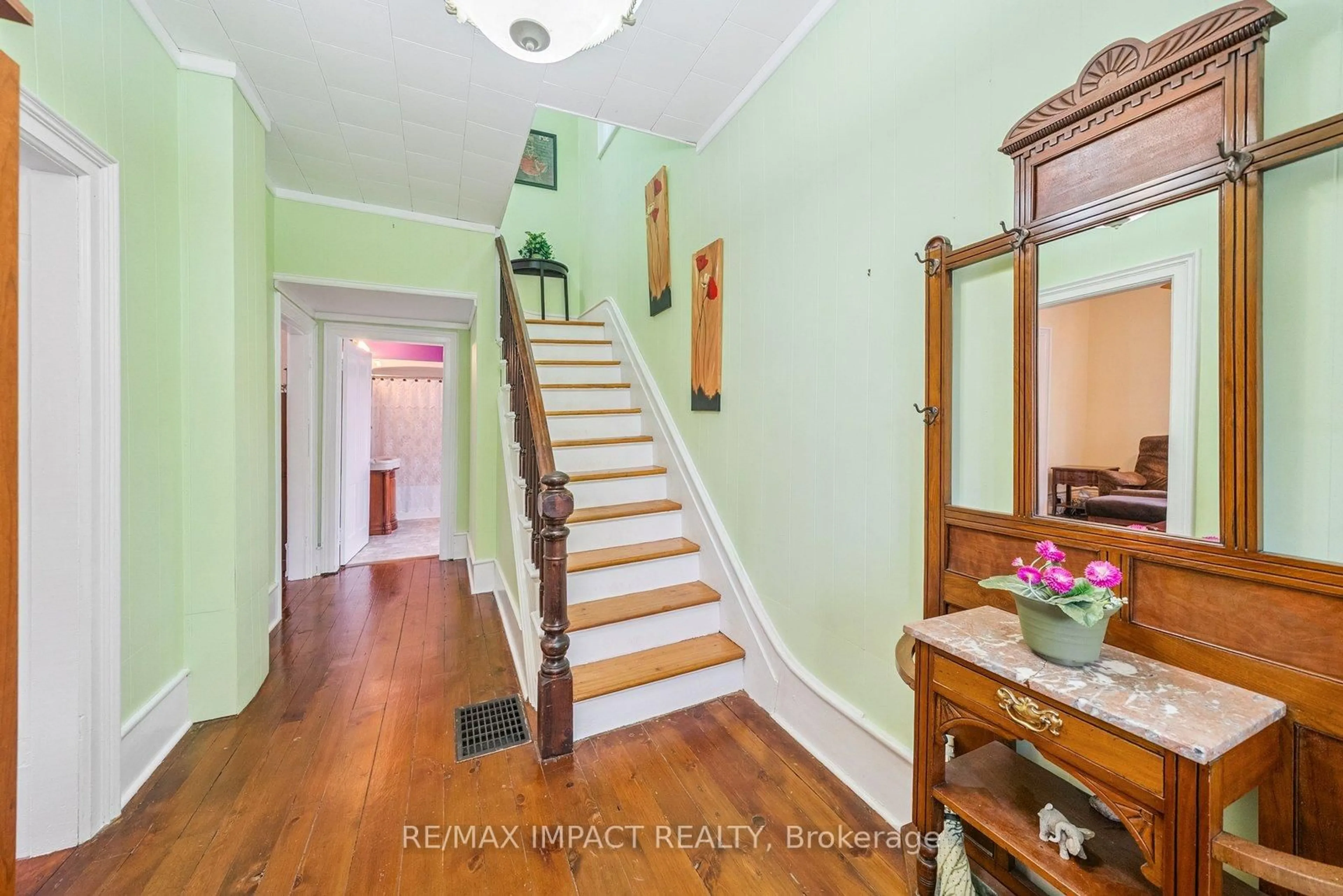 Indoor entryway for 21 Centre Ave, Trent Hills Ontario K0L 1L0