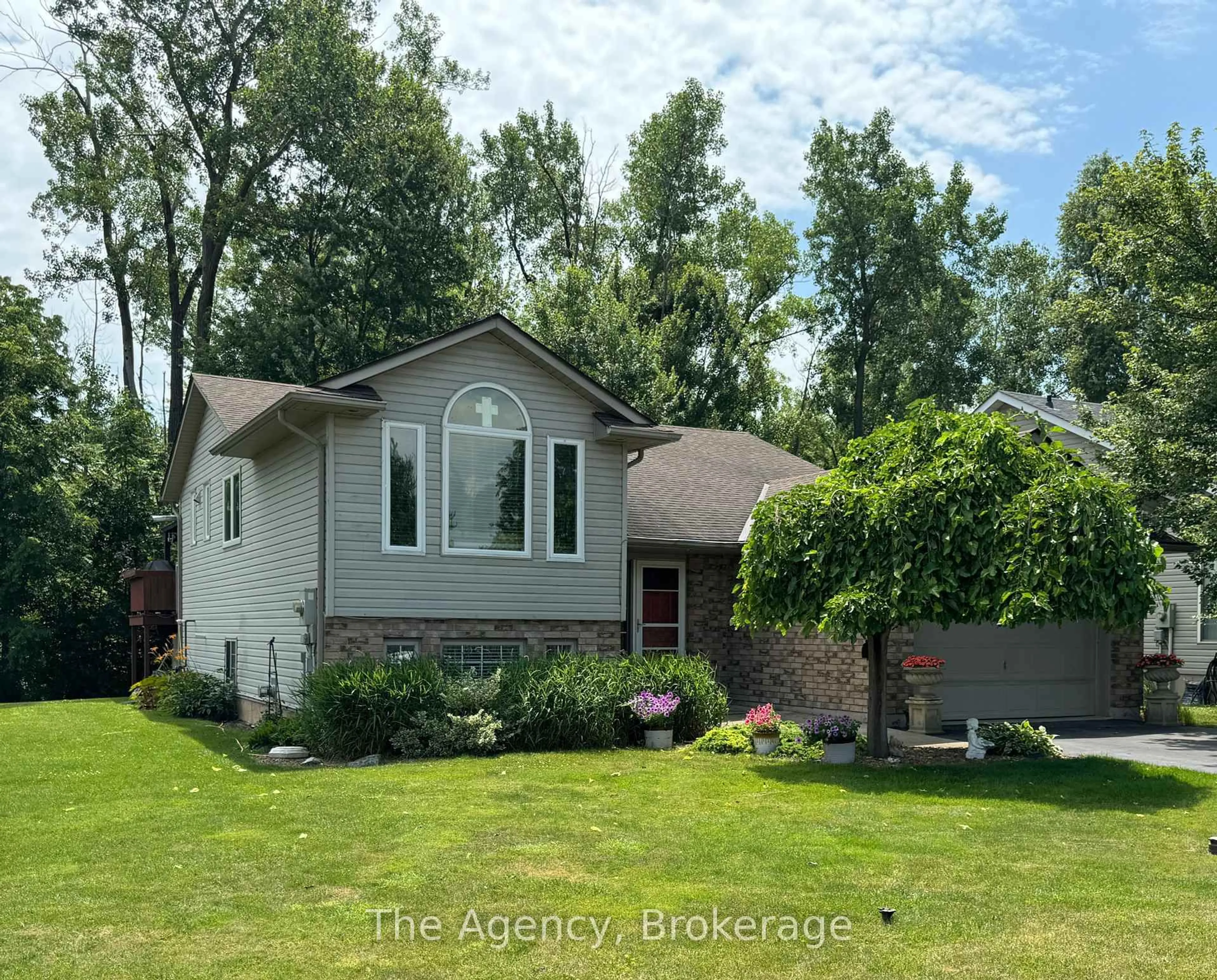 Home with vinyl exterior material, unknown for 7 Rochelle Cres, Fort Erie Ontario L0S 1N0