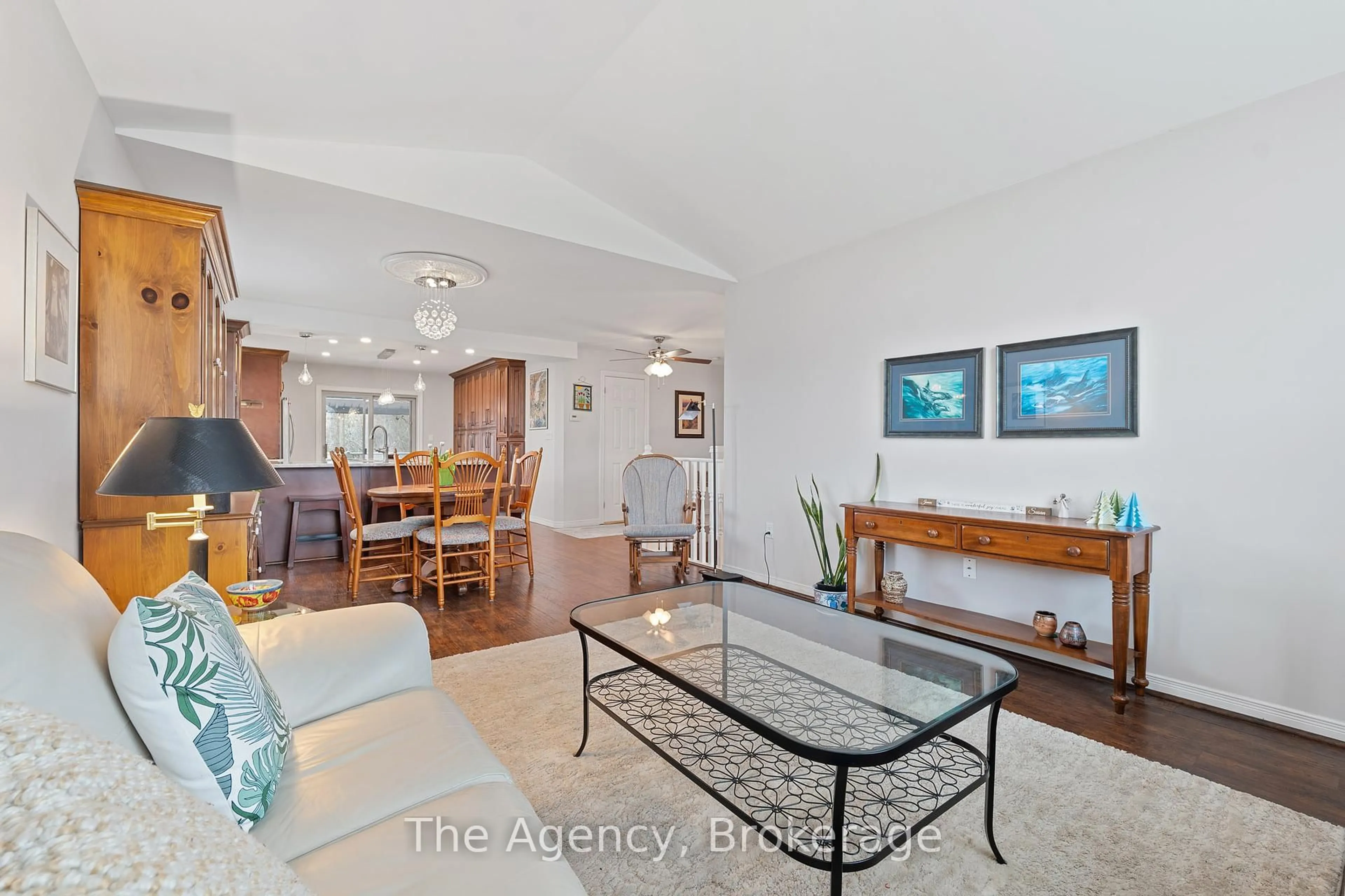 Living room with furniture, unknown for 7 Rochelle Cres, Fort Erie Ontario L0S 1N0