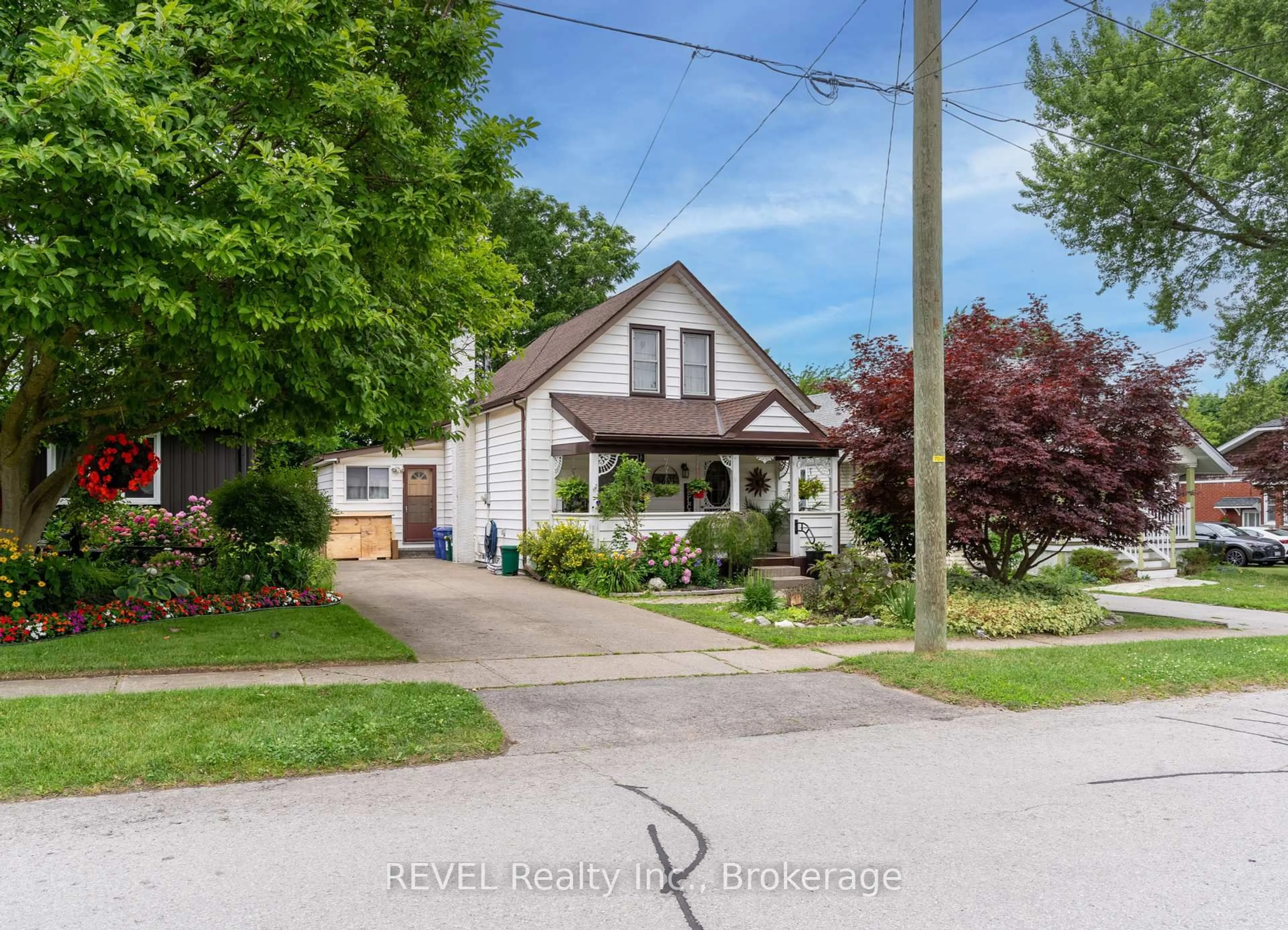A pic from outside/outdoor area/front of a property/back of a property/a pic from drone, street for 5621 Glenholme Ave, Niagara Falls Ontario L2G 4Y1