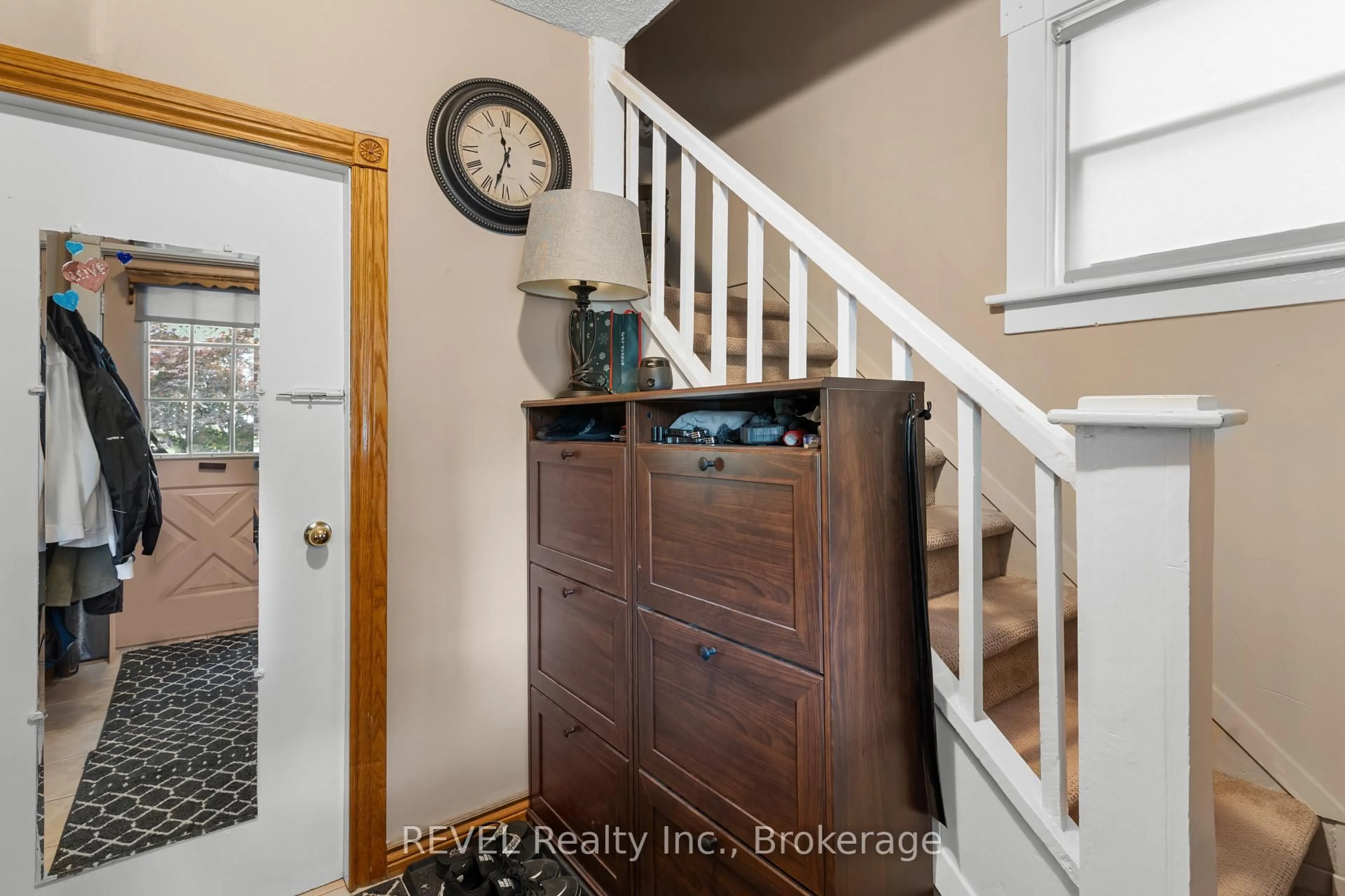 Indoor entryway for 5621 Glenholme Ave, Niagara Falls Ontario L2G 4Y1