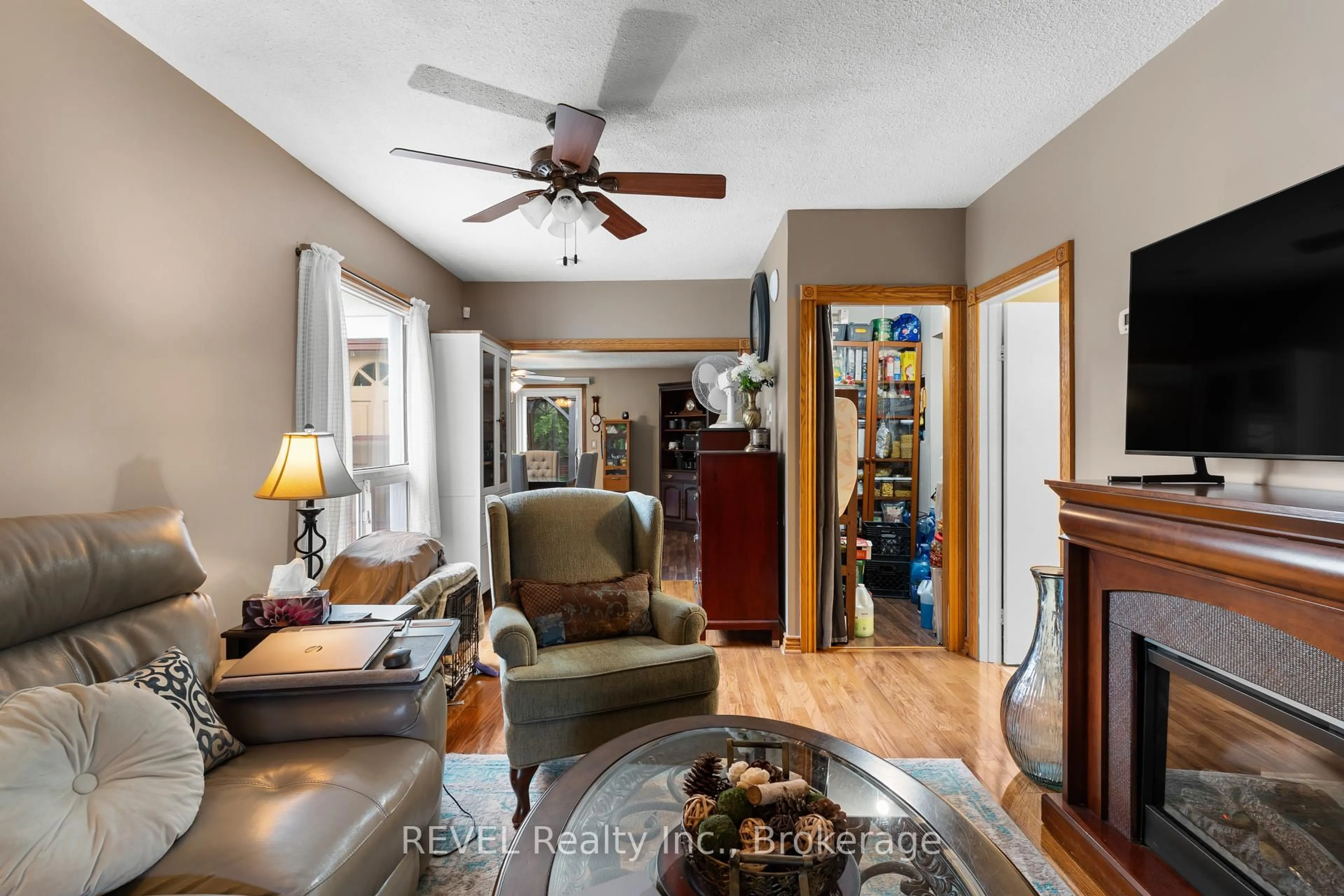 Living room with furniture, unknown for 5621 Glenholme Ave, Niagara Falls Ontario L2G 4Y1