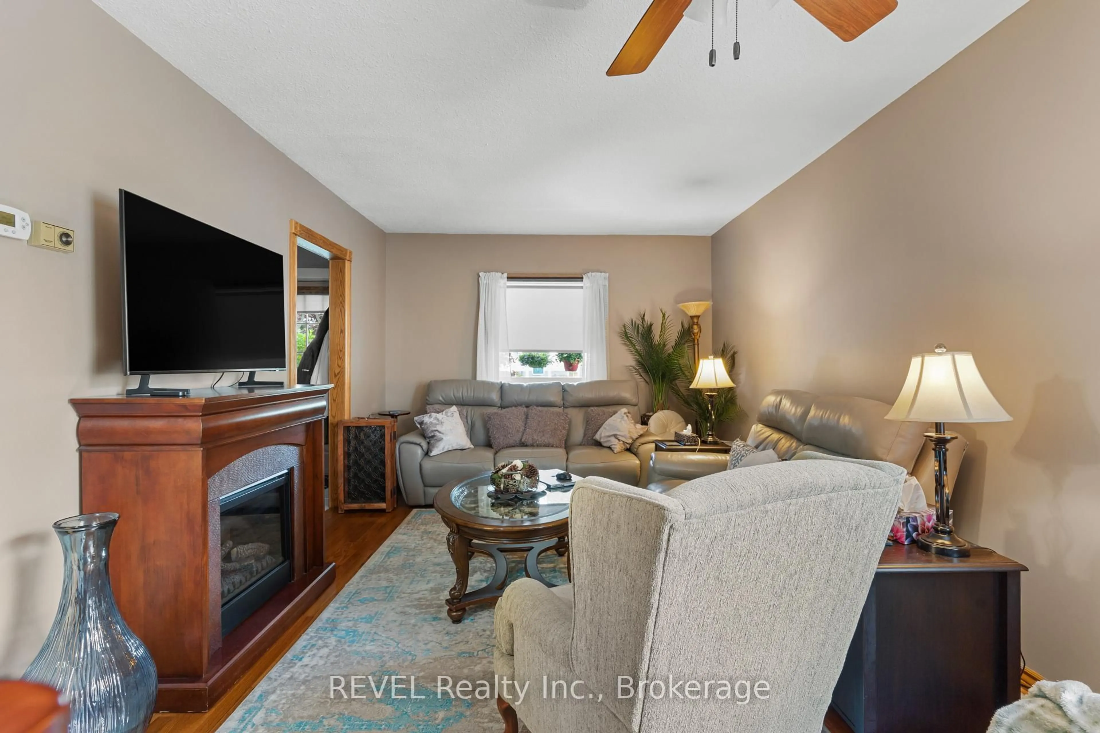 Living room with furniture, unknown for 5621 Glenholme Ave, Niagara Falls Ontario L2G 4Y1