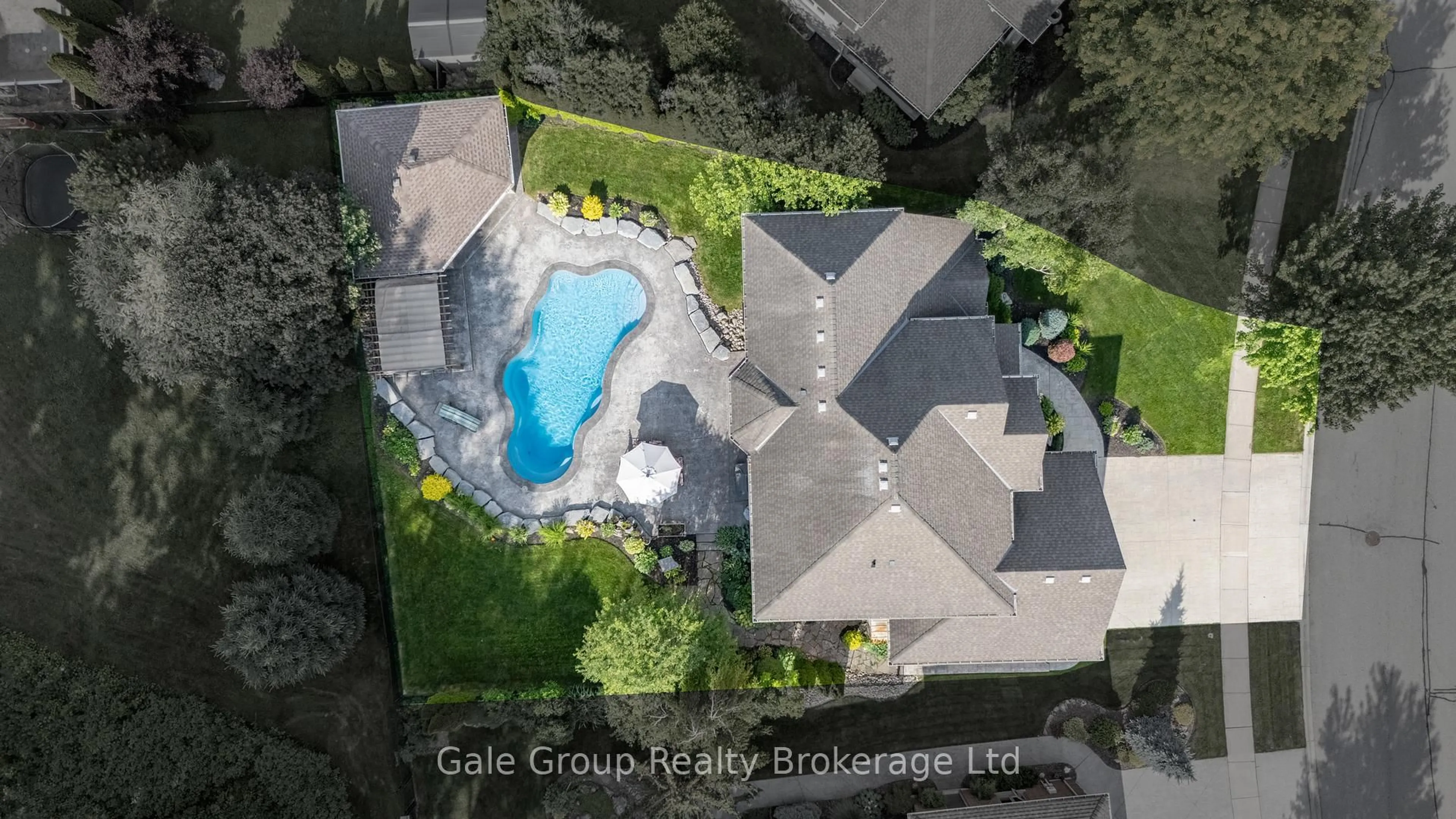 A pic from outside/outdoor area/front of a property/back of a property/a pic from drone, water/lake/river/ocean view for 997 Ridgewood Dr, Woodstock Ontario N4T 0A6