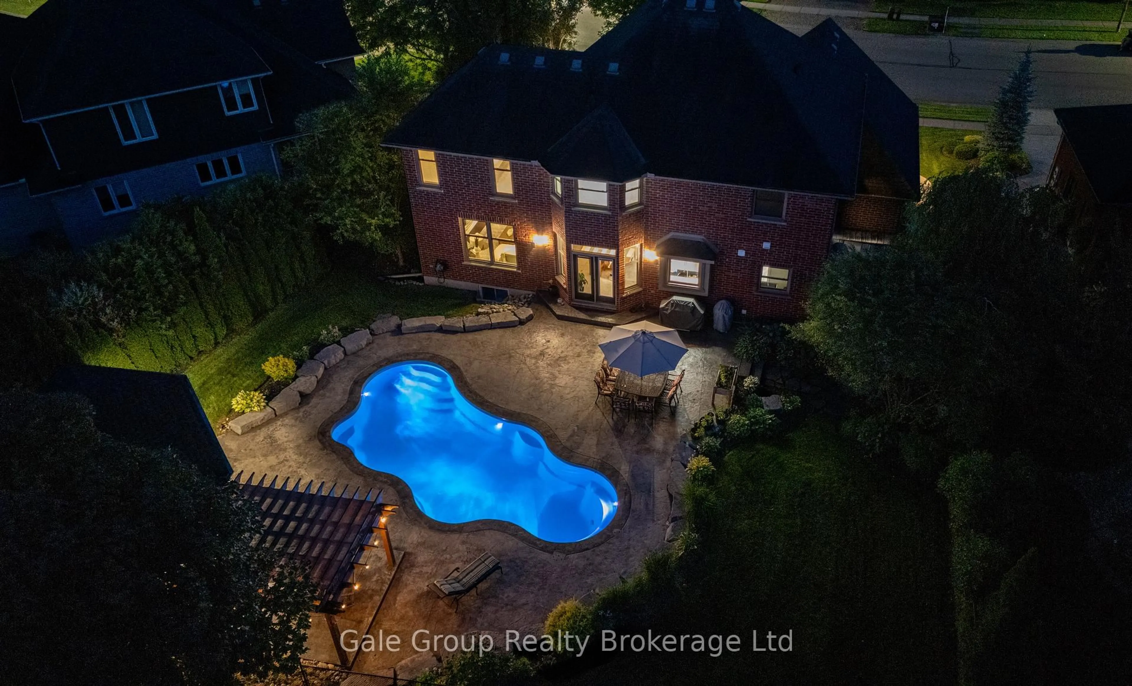 A pic from outside/outdoor area/front of a property/back of a property/a pic from drone, water/lake/river/ocean view for 997 Ridgewood Dr, Woodstock Ontario N4T 0A6