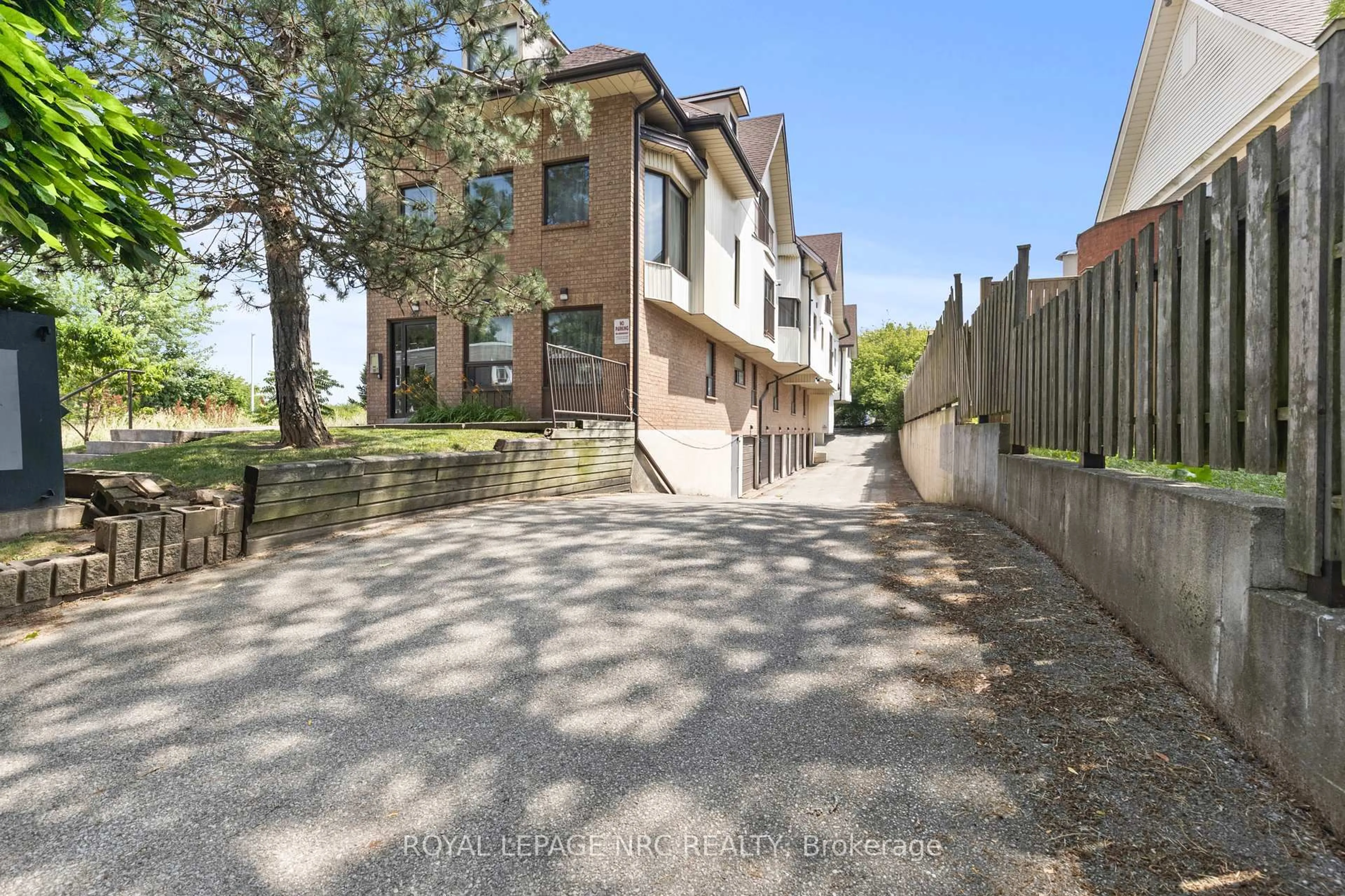 A pic from outside/outdoor area/front of a property/back of a property/a pic from drone, street for 4872 Valley Way #3, Niagara Falls Ontario L2E 1W3
