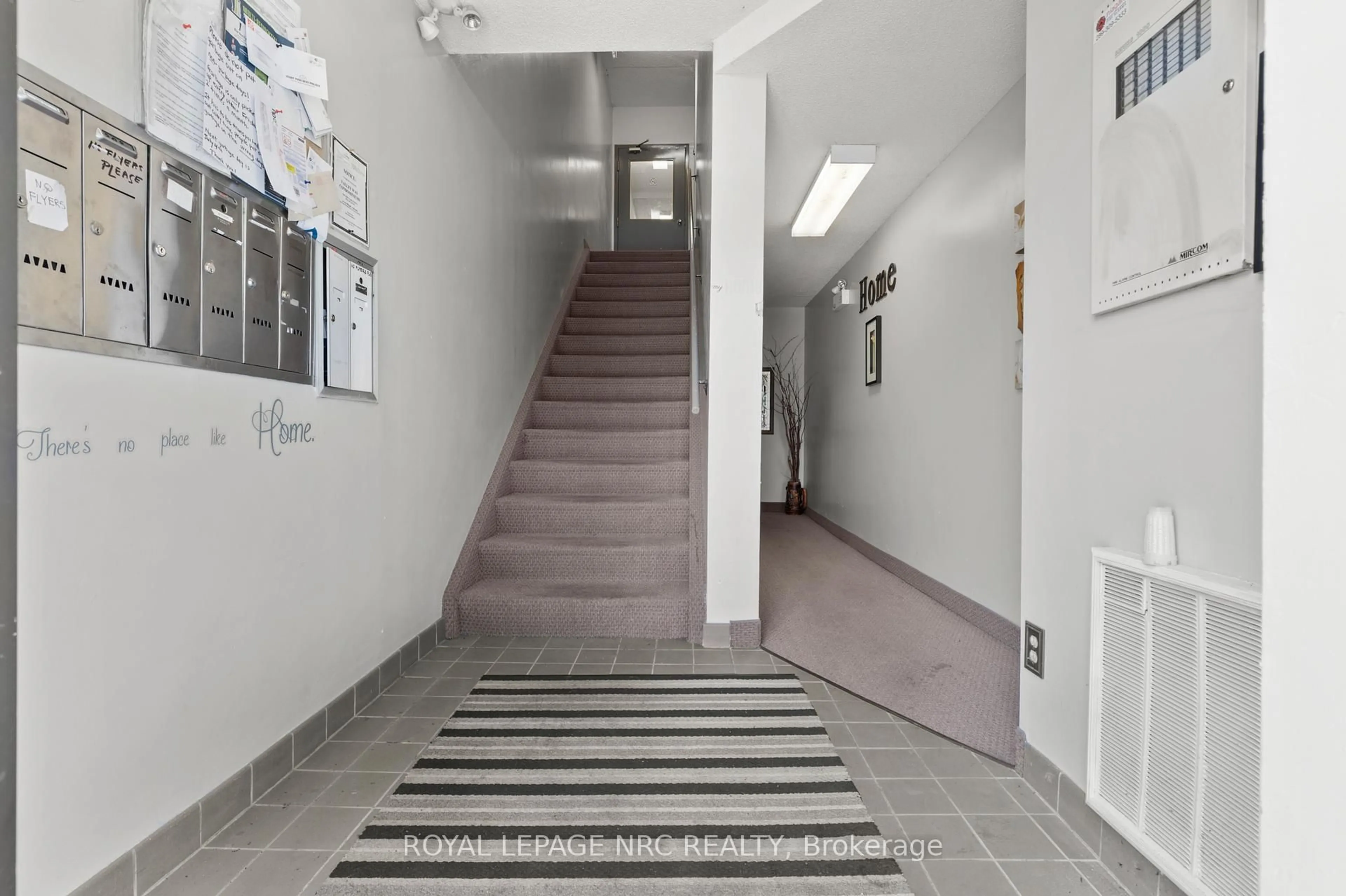 Indoor foyer for 4872 Valley Way #3, Niagara Falls Ontario L2E 1W3