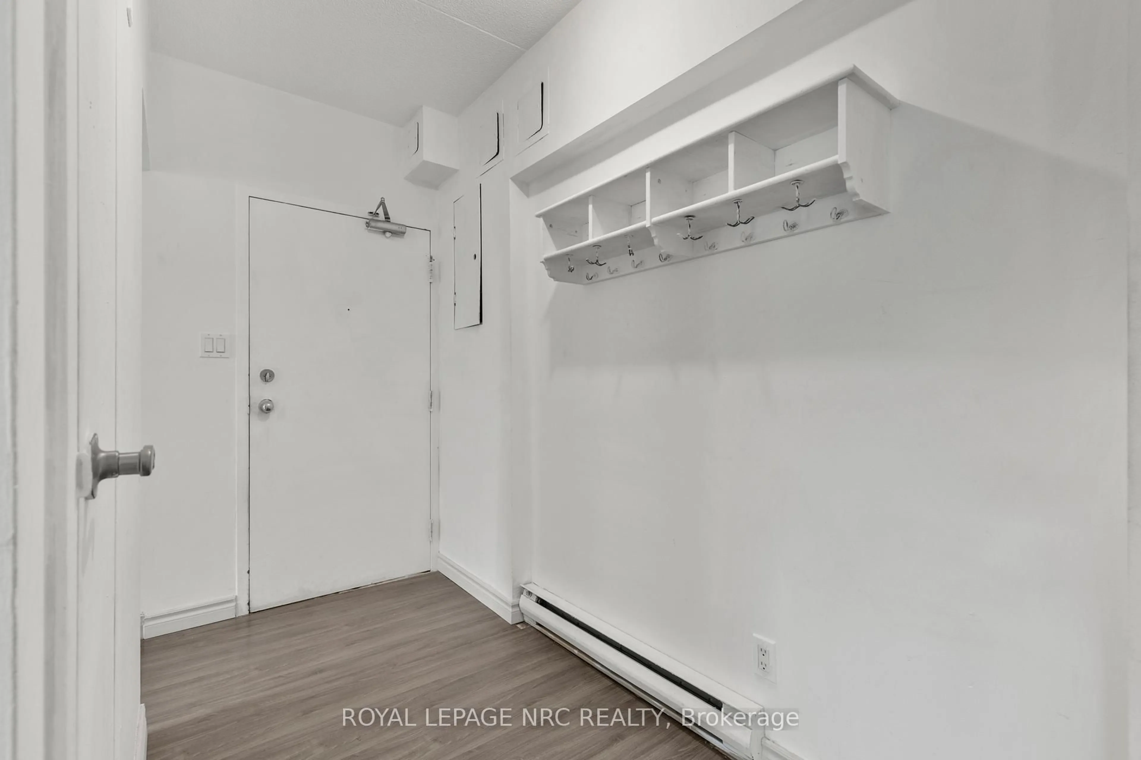 A pic of a room for 4872 Valley Way #3, Niagara Falls Ontario L2E 1W3